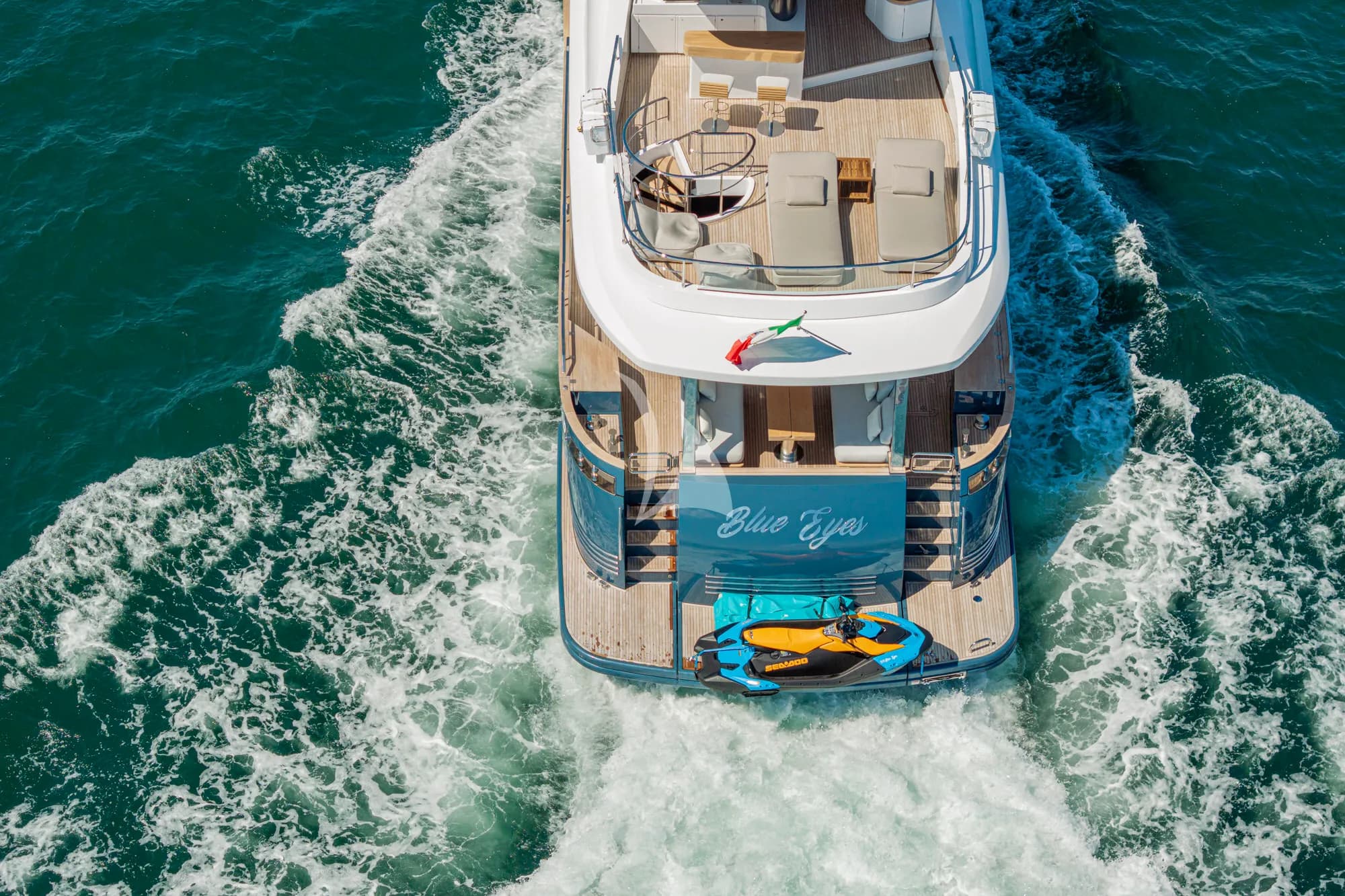 BLUE EYES – Exterior