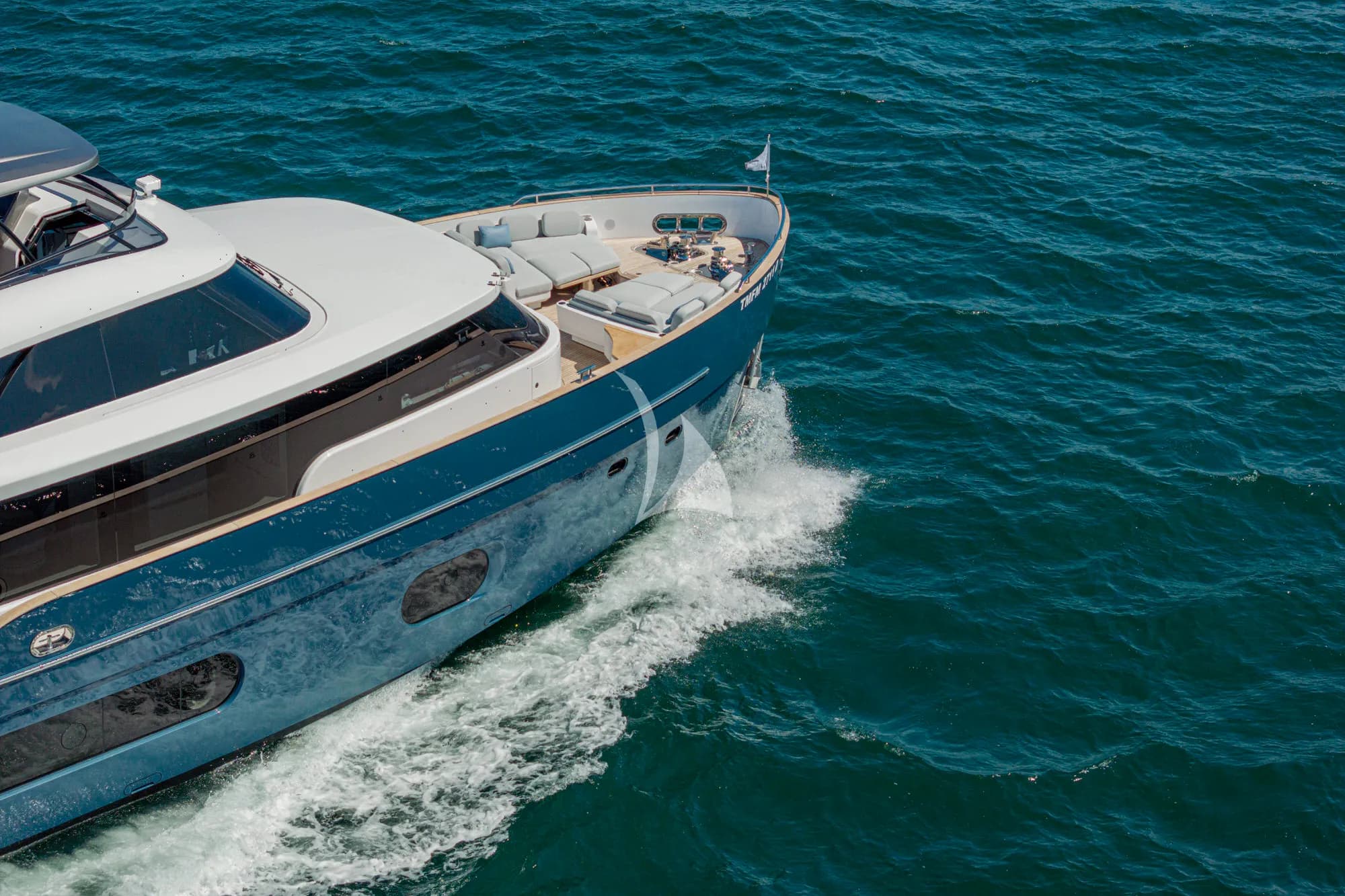 BLUE EYES – Exterior