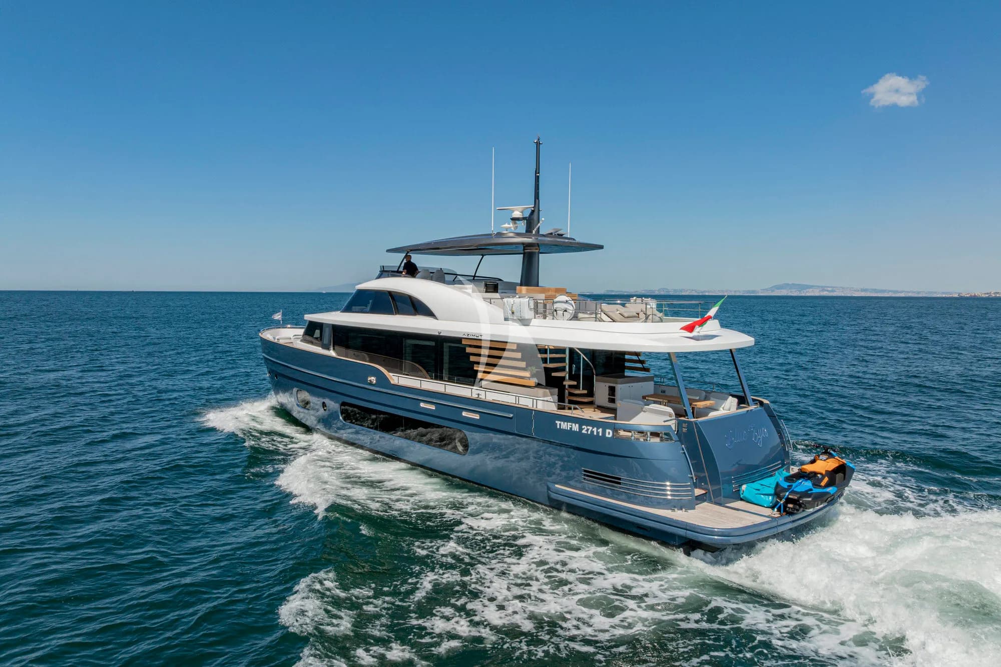 BLUE EYES – Exterior