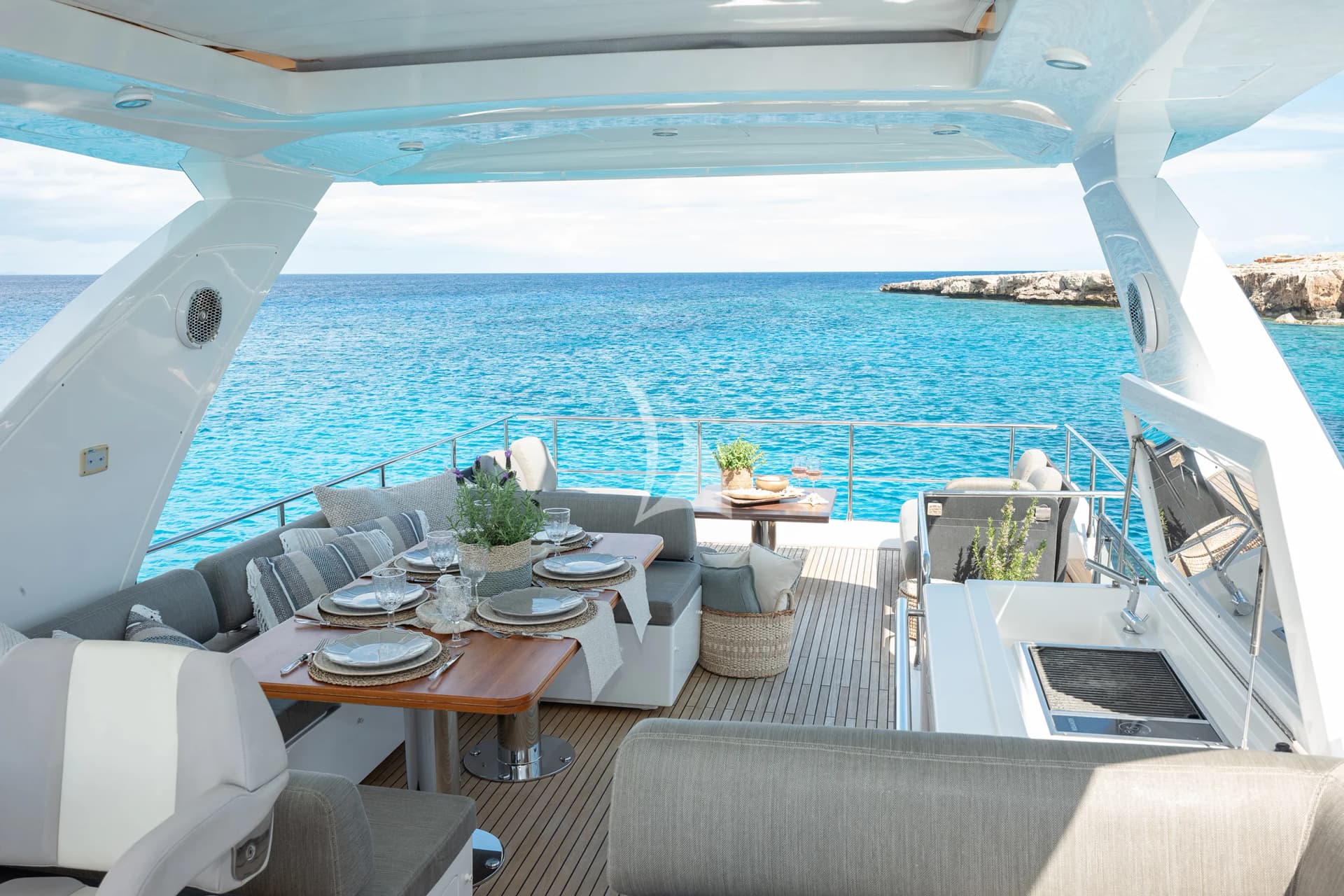 SEA YA – Exterior