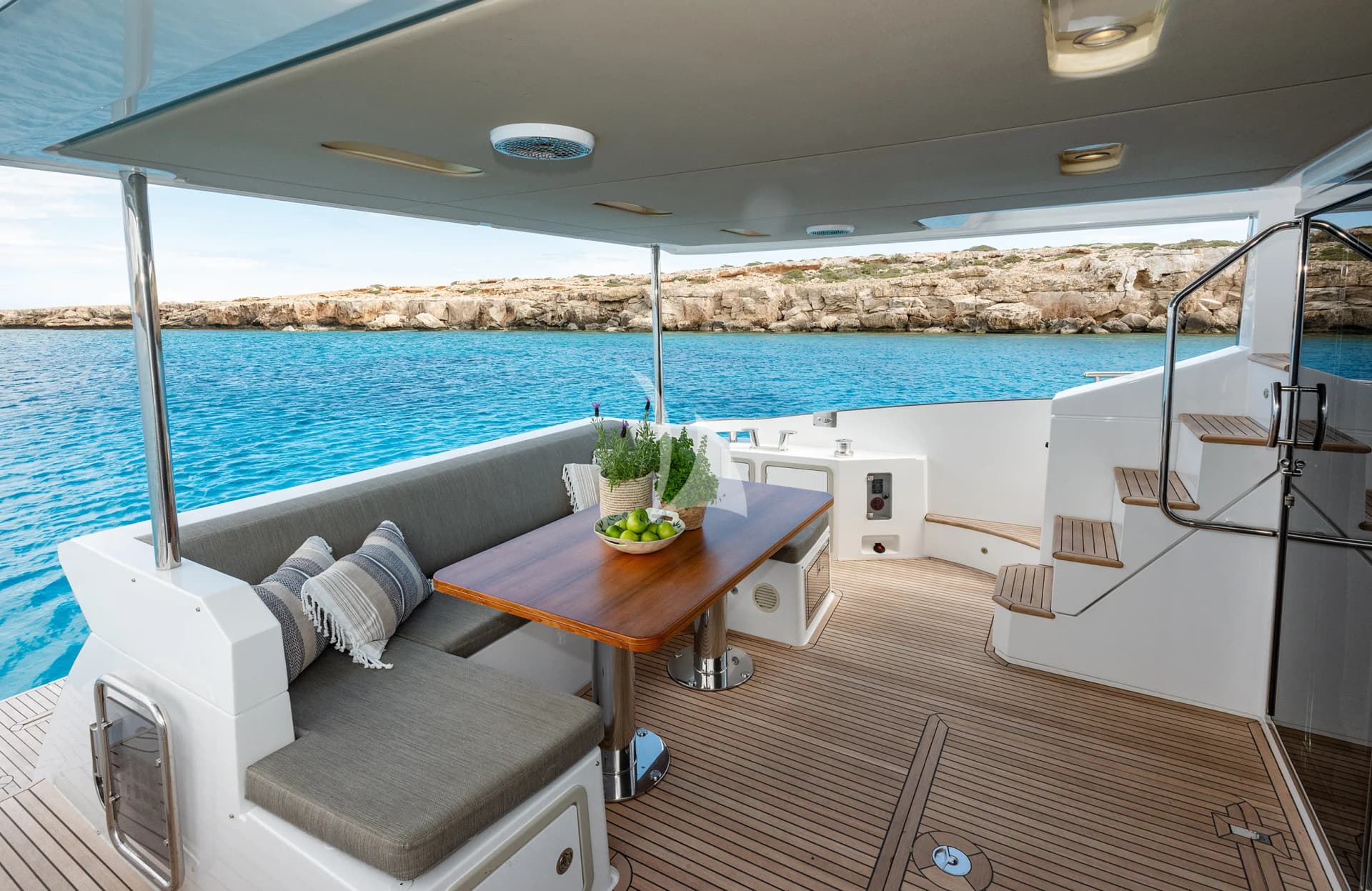 SEA YA – Exterior