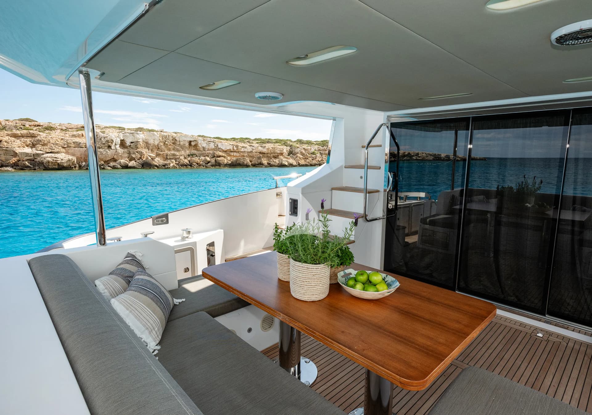 SEA YA – Exterior