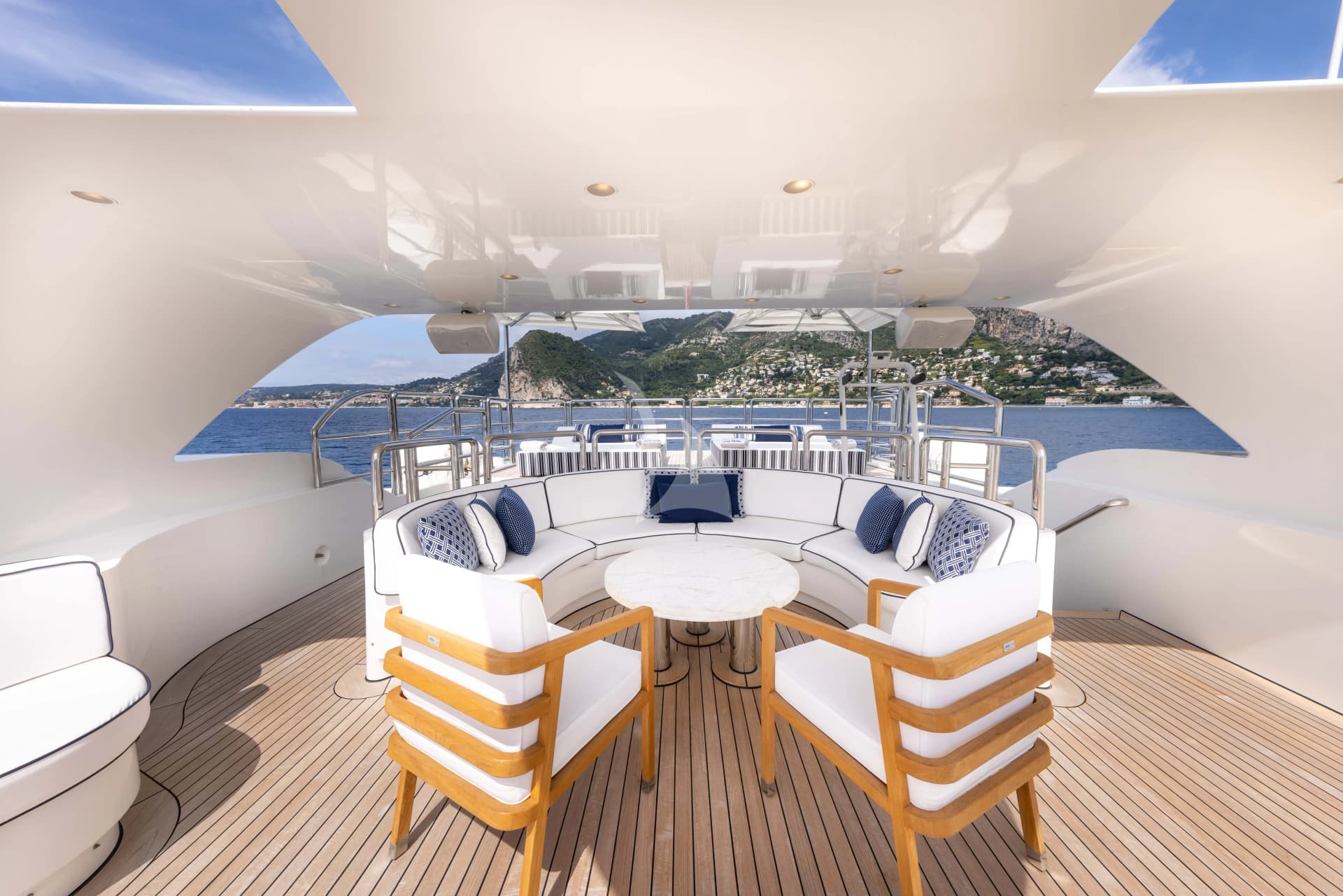 COME PRIMA – Exterior