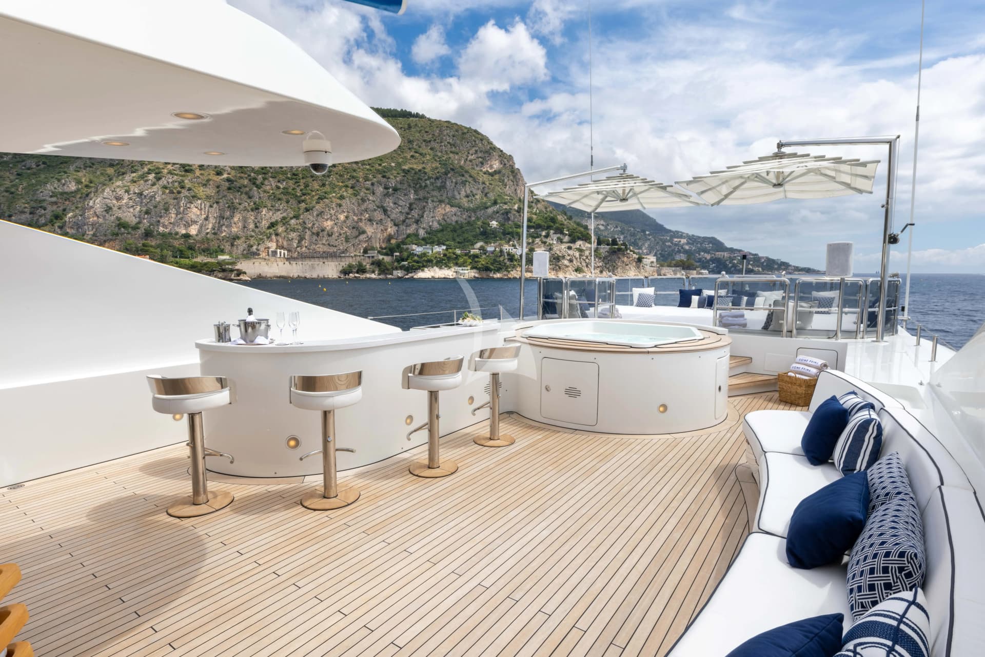 COME PRIMA – Exterior