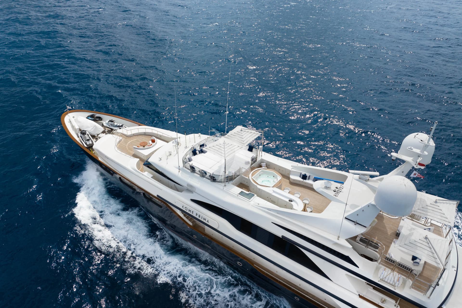 COME PRIMA – Exterior