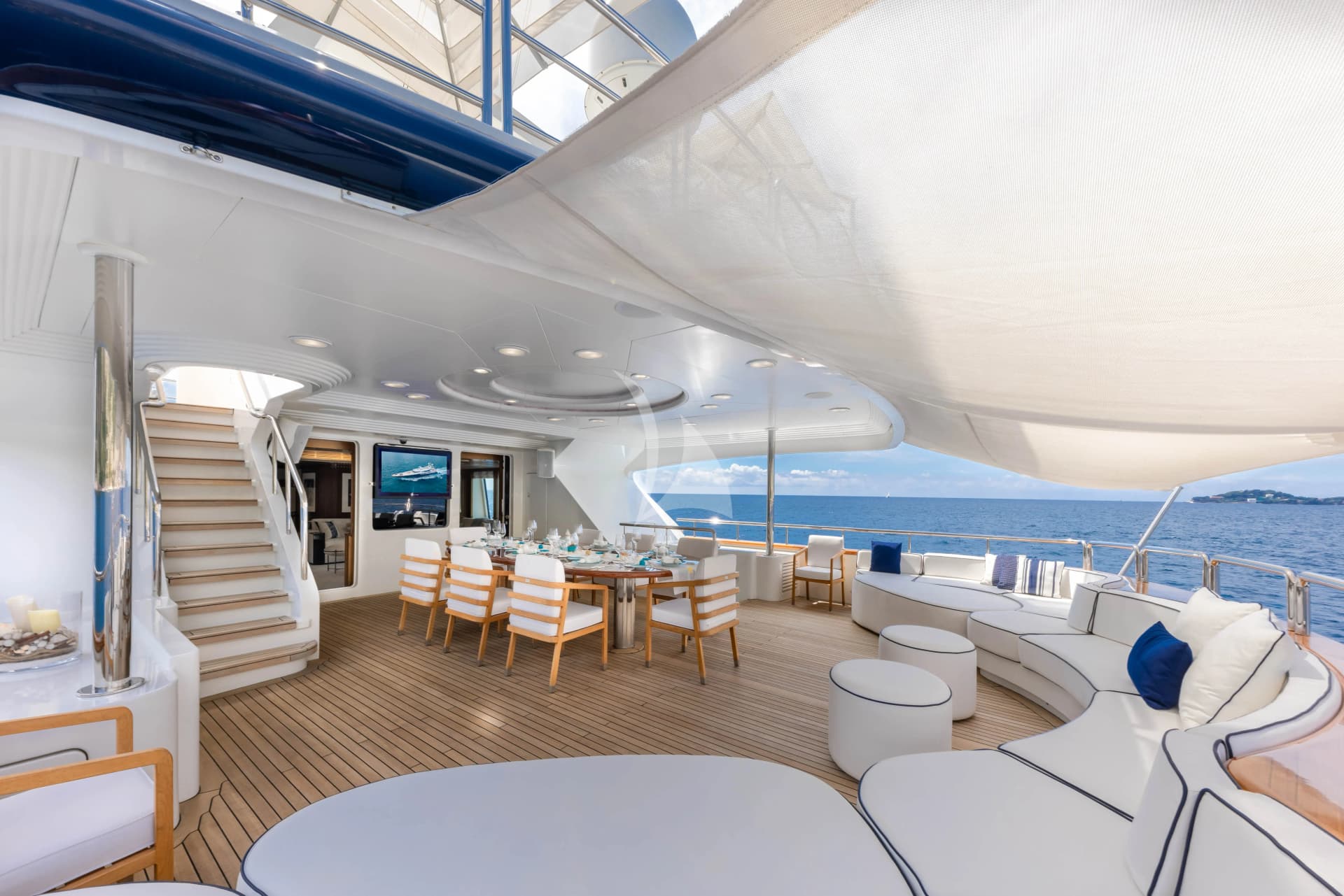 COME PRIMA – Exterior