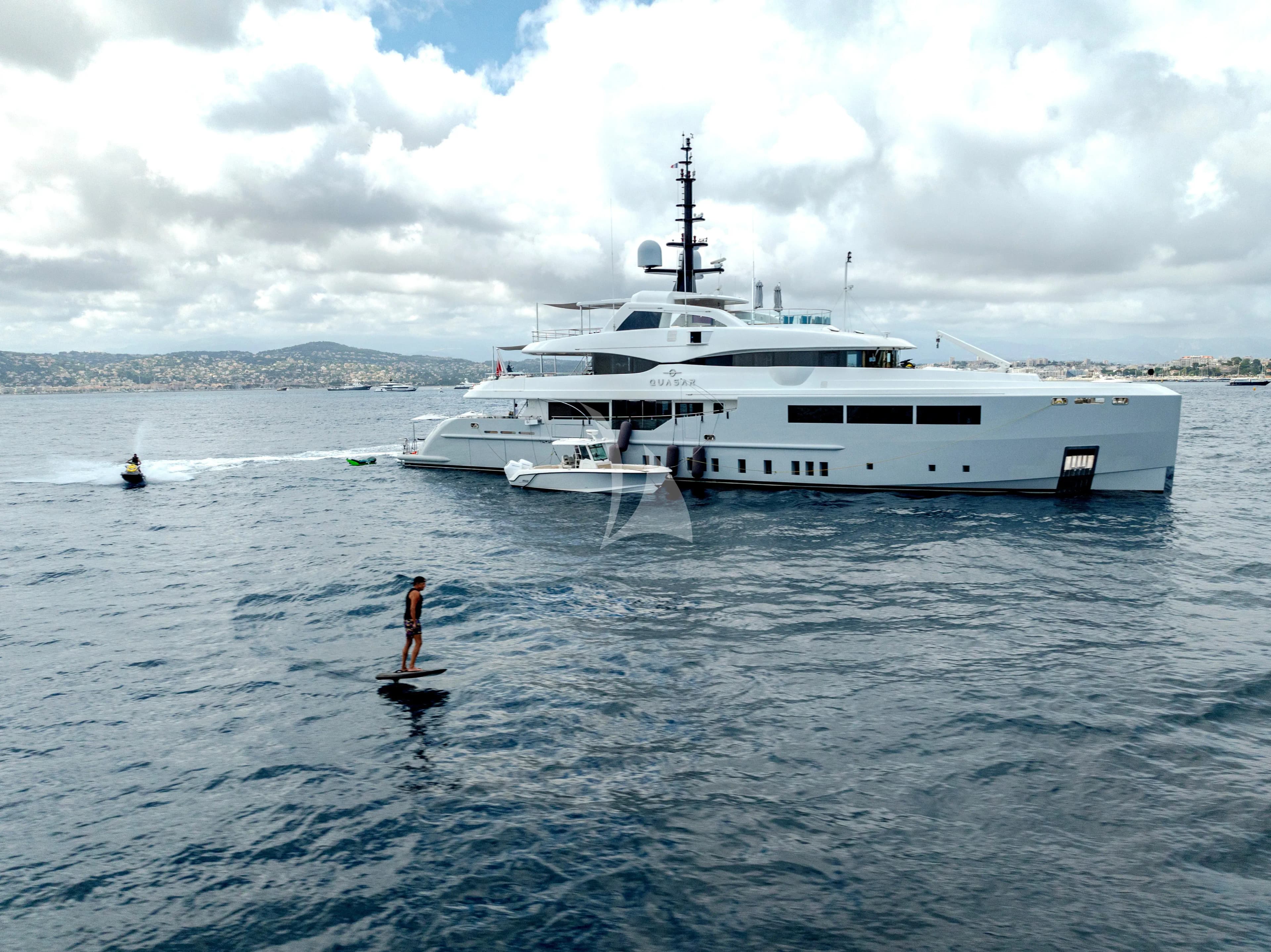 QUASAR – Exterior