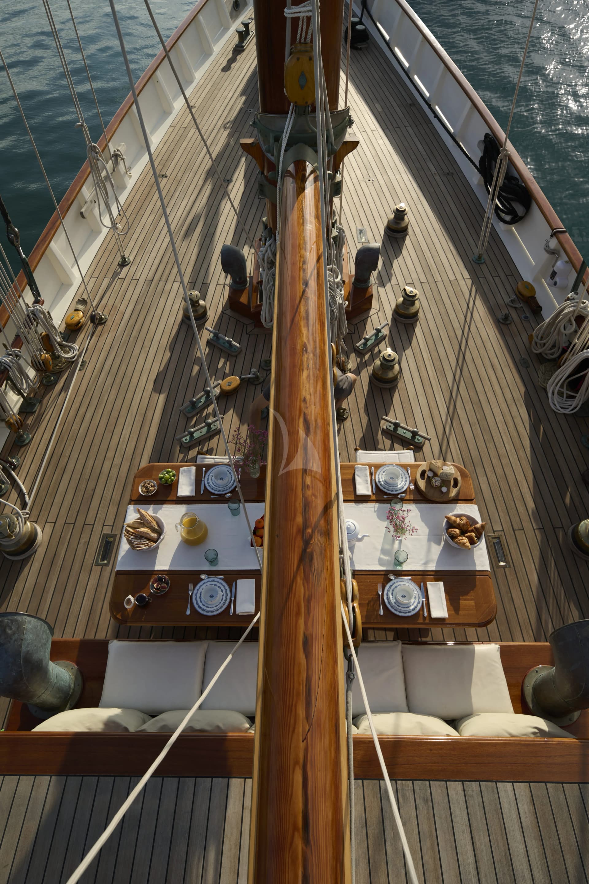 Black Swan – Exterior