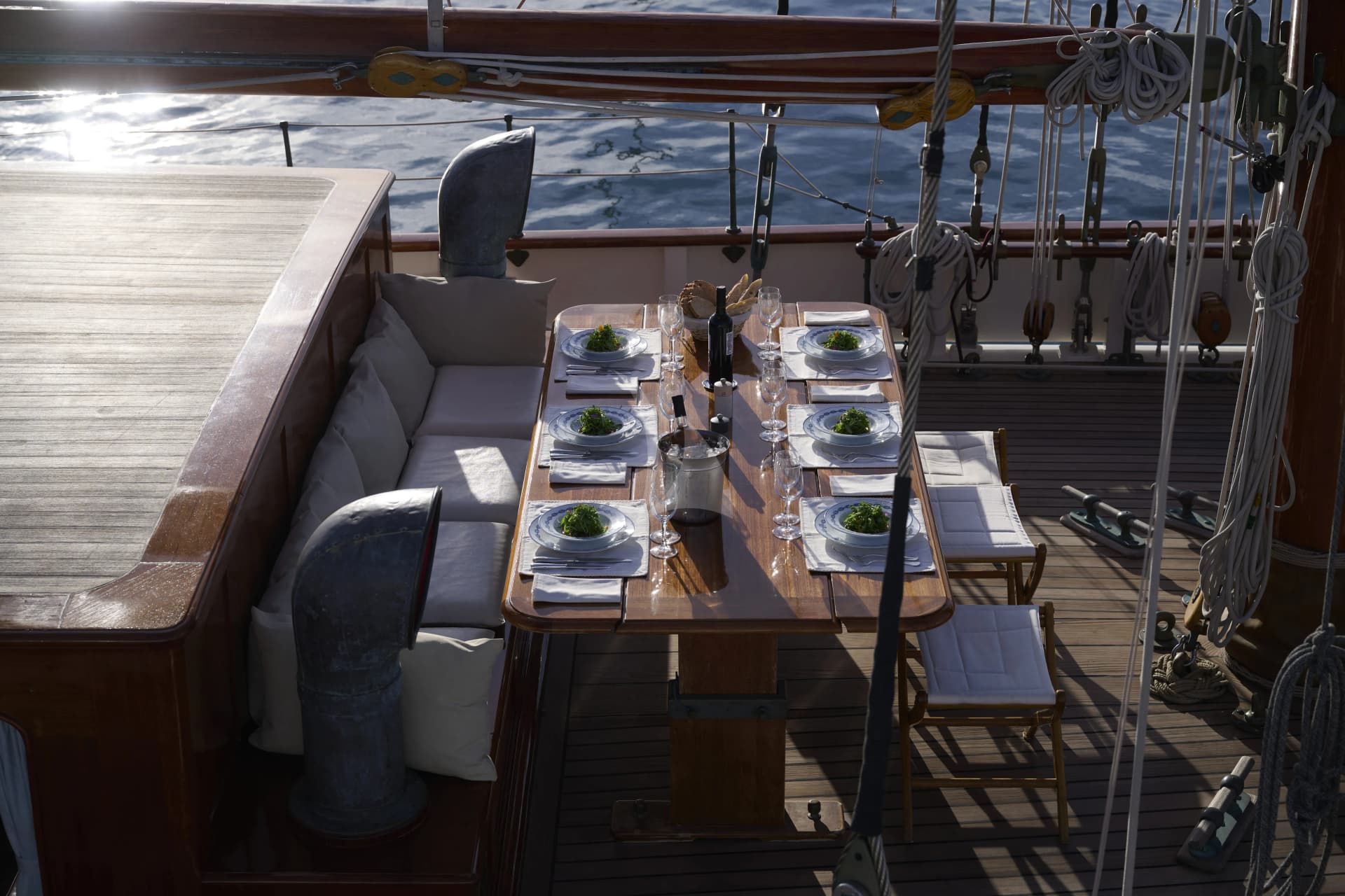 Black Swan – Exterior