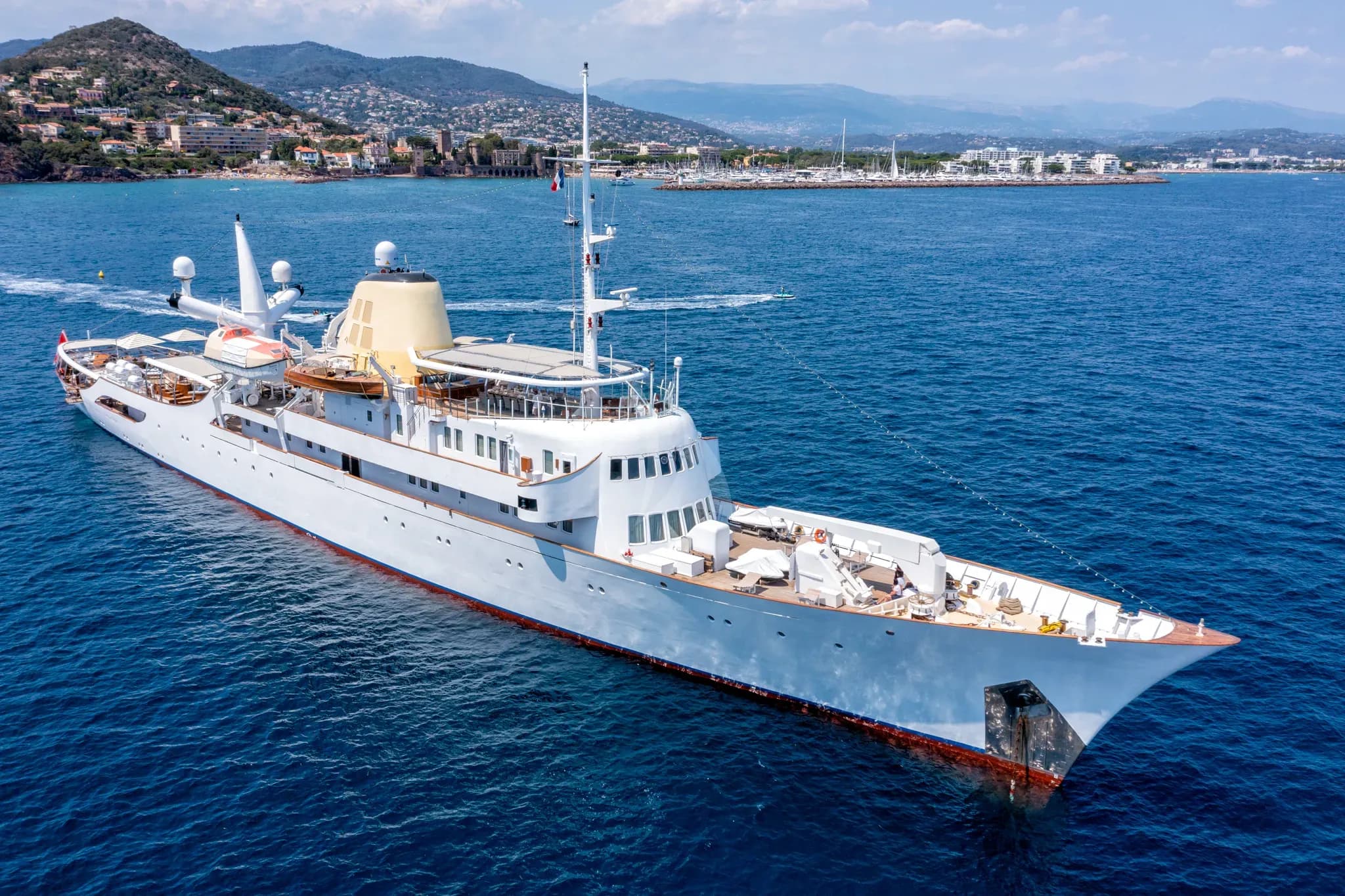 CHRISTINA O – Exterior