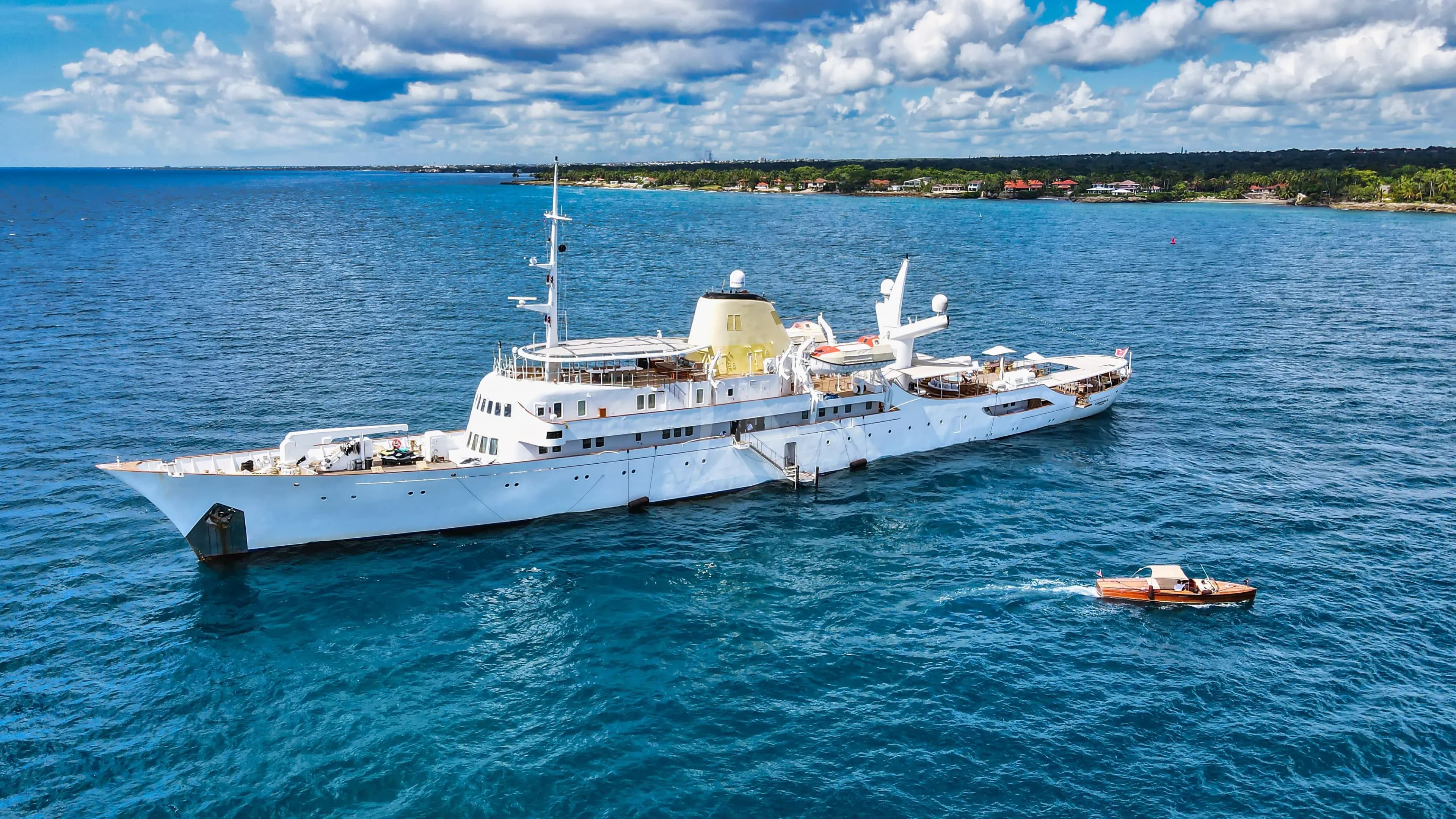 CHRISTINA O – Exterior