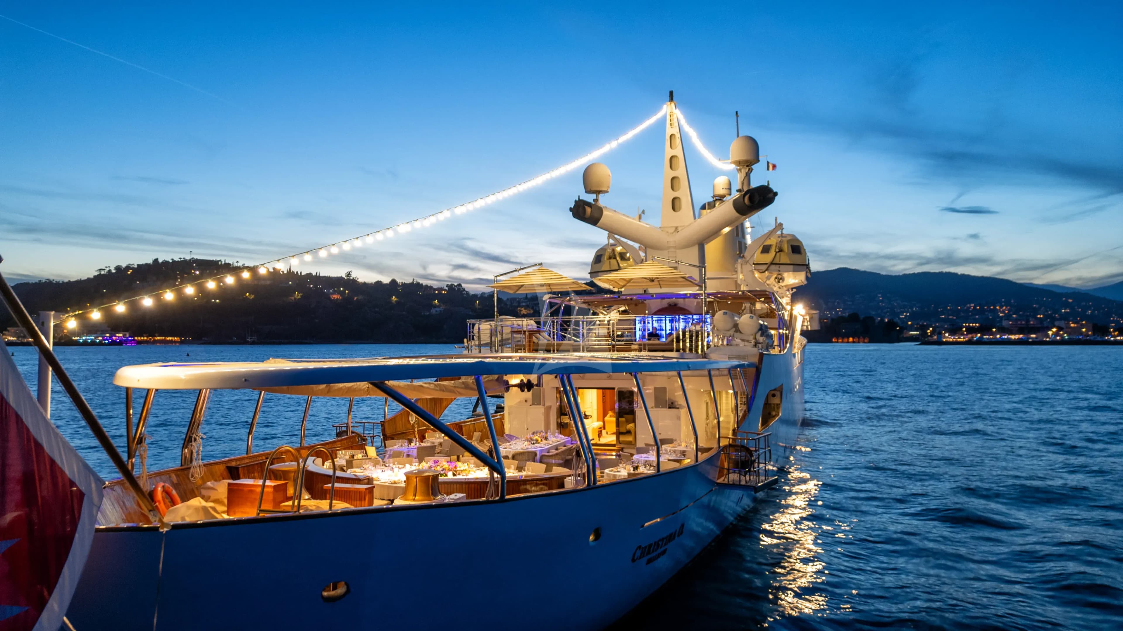 CHRISTINA O – Exterior