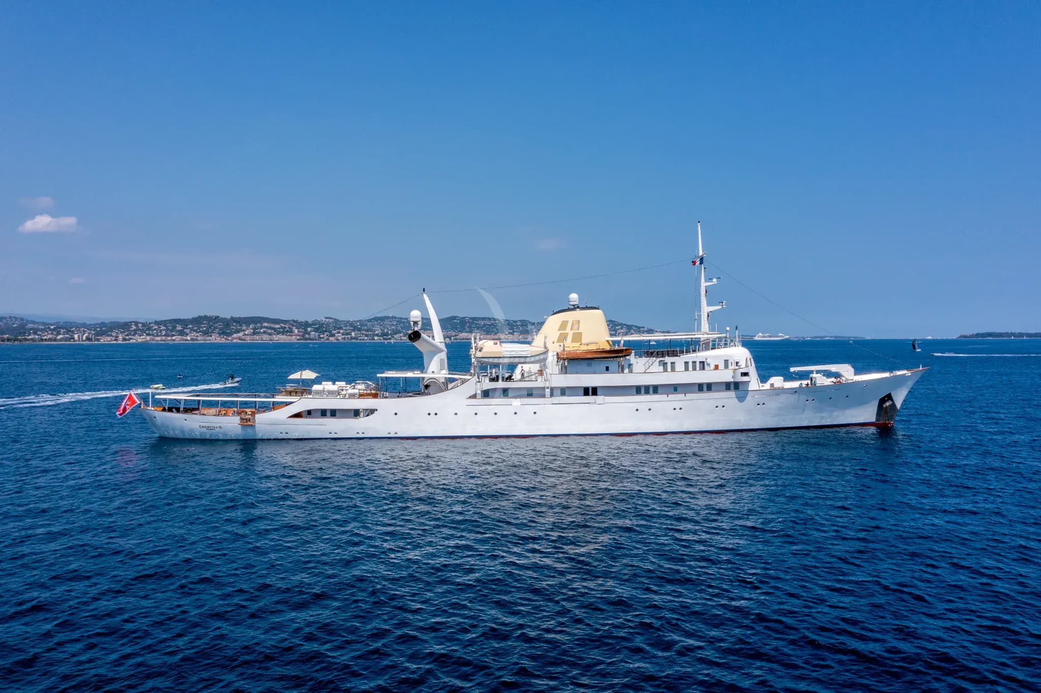 CHRISTINA O – Exterior