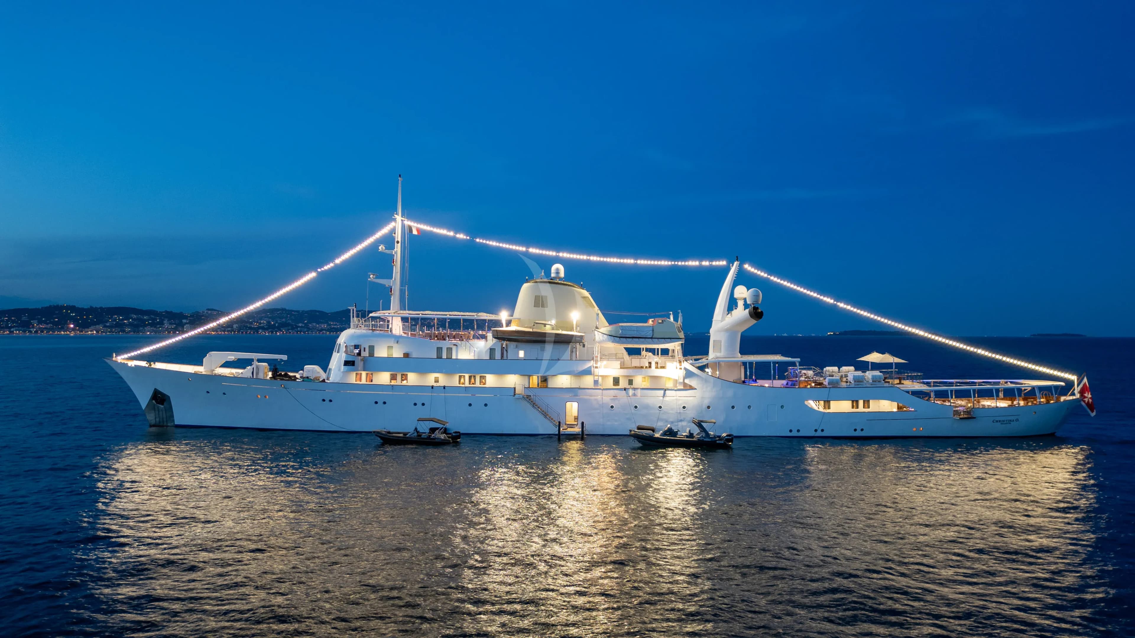 CHRISTINA O – Exterior