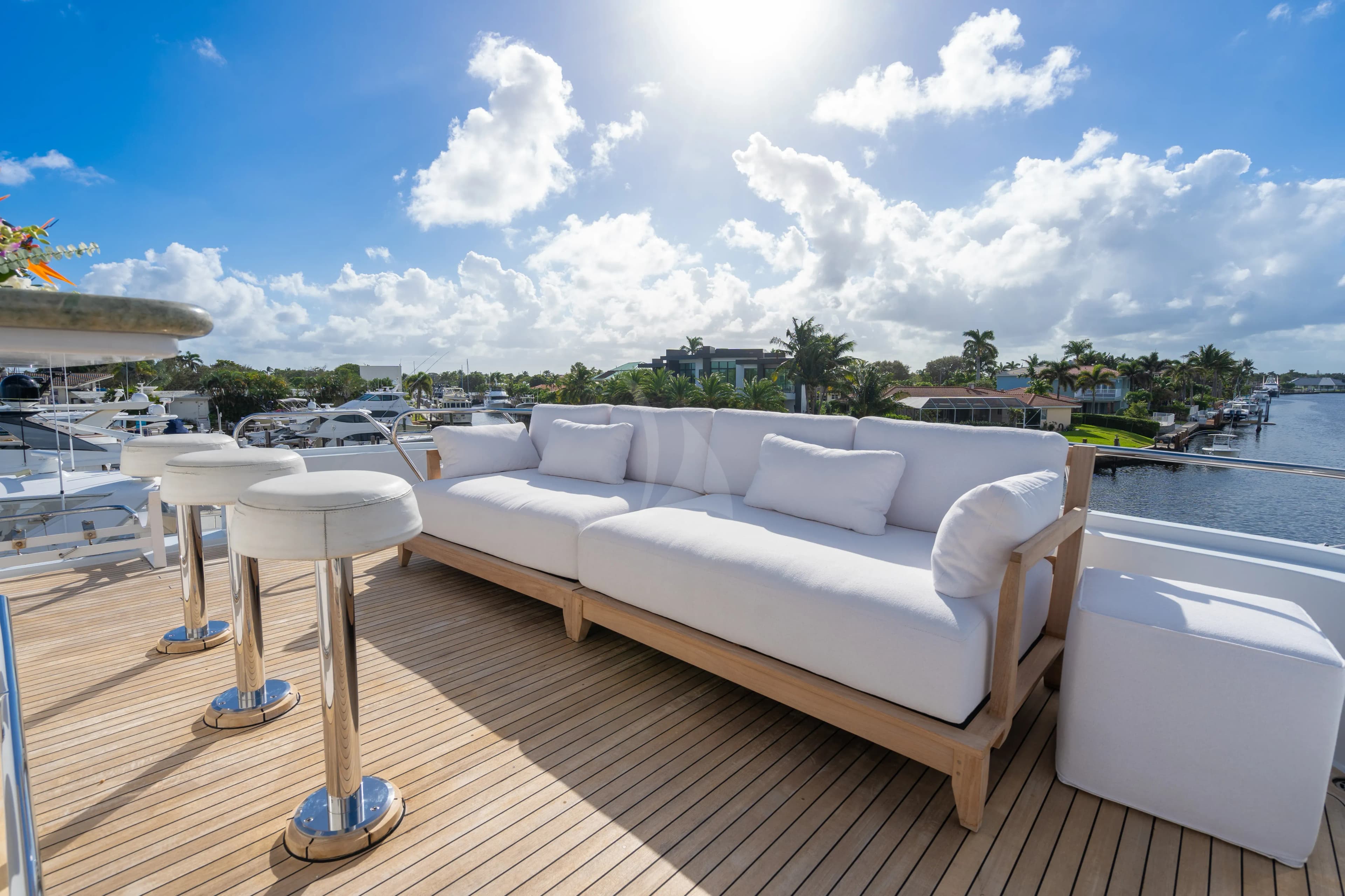 CHANSON – Exterior