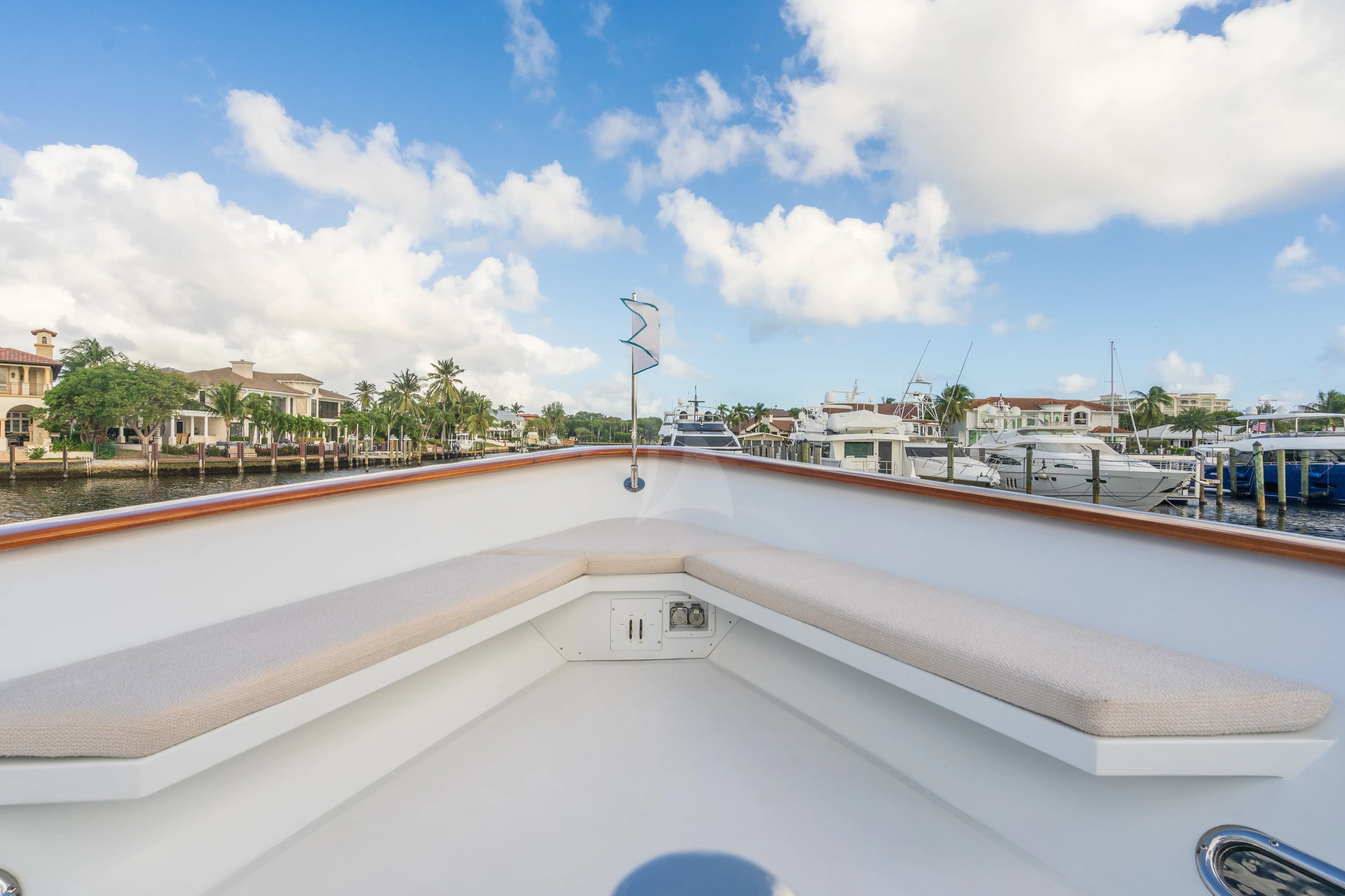 CHANSON – Exterior