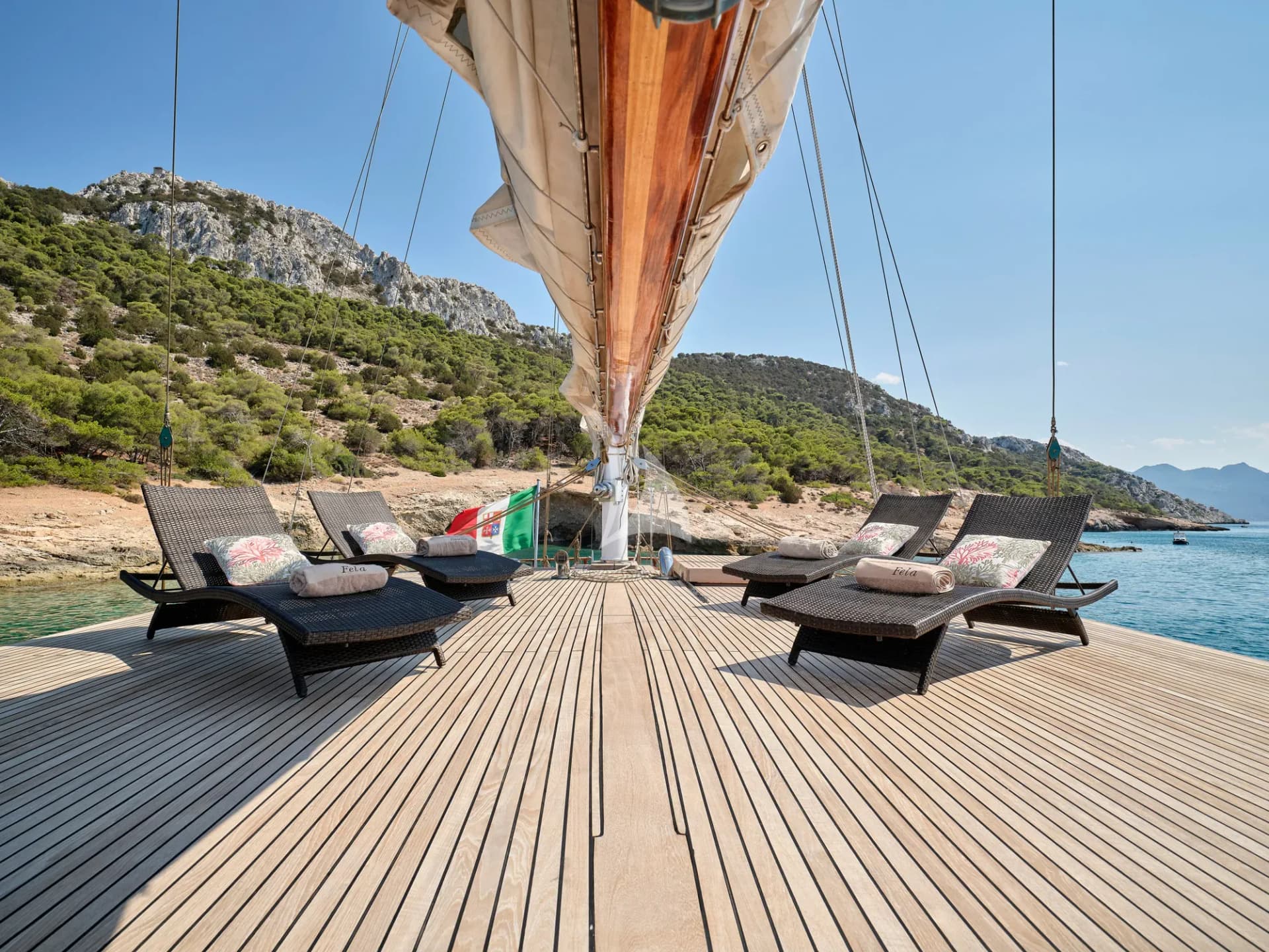 MYRA – Exterior