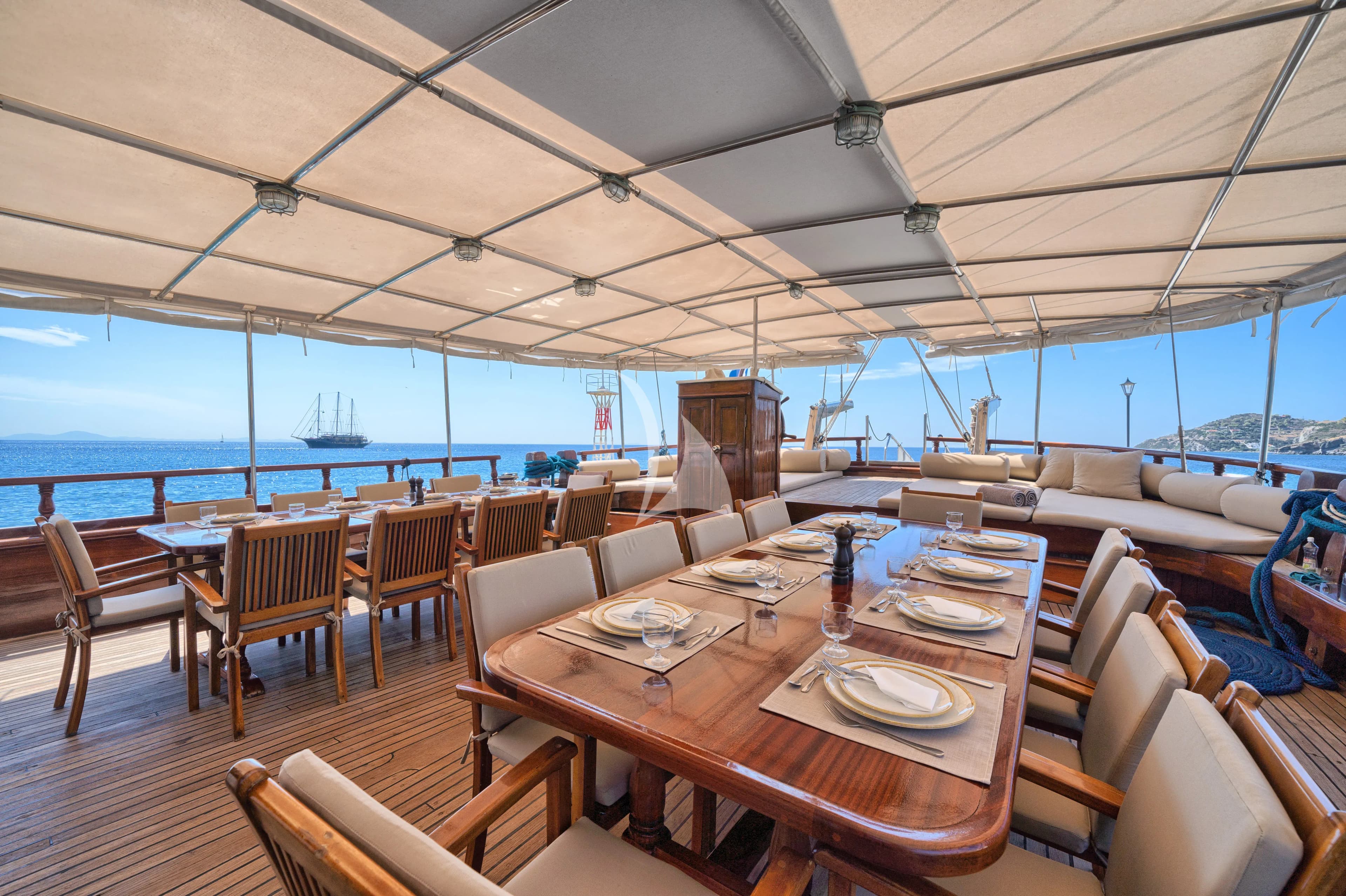 THALASSA – Exterior