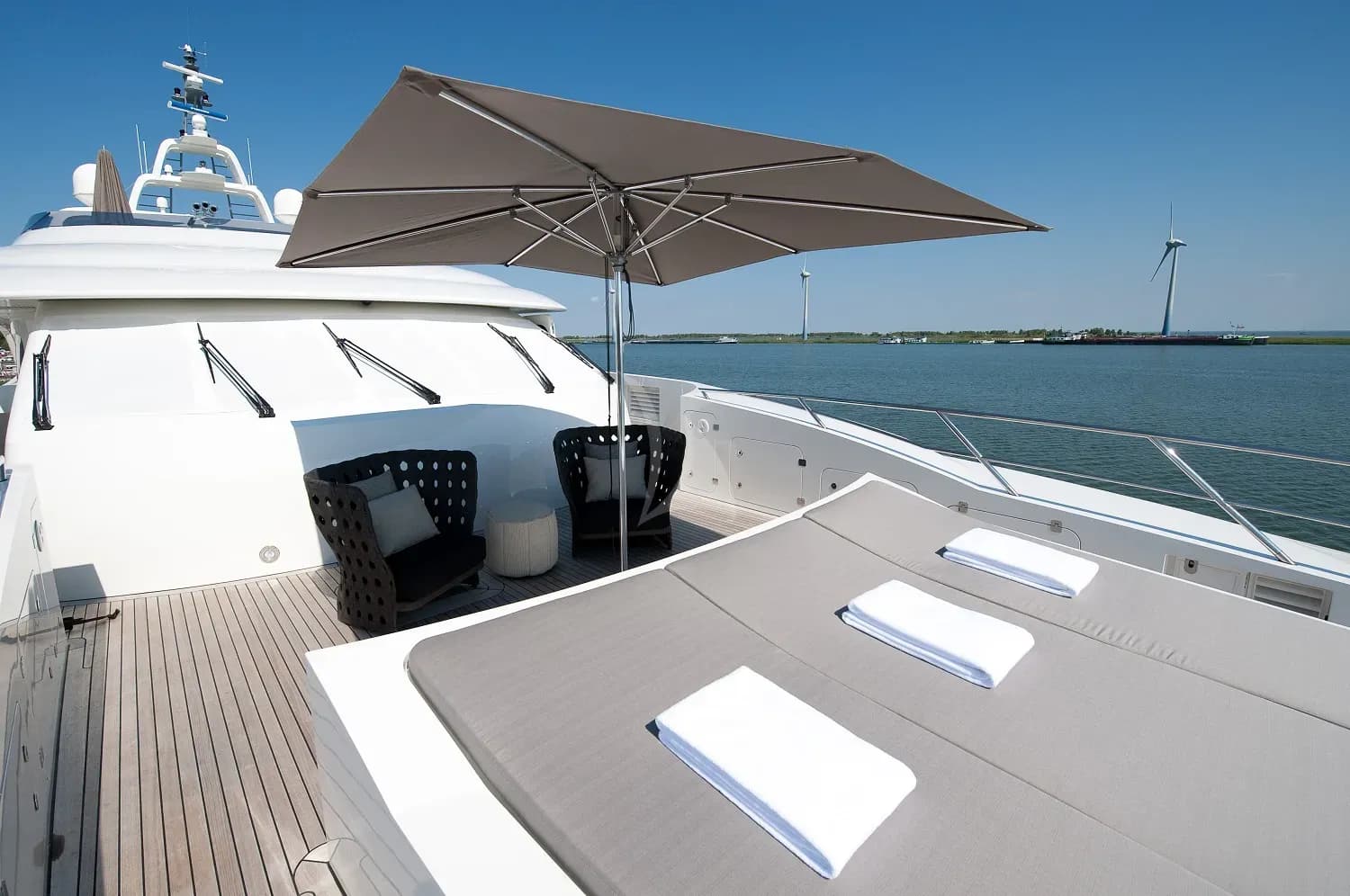 LATITUDE – Exterior