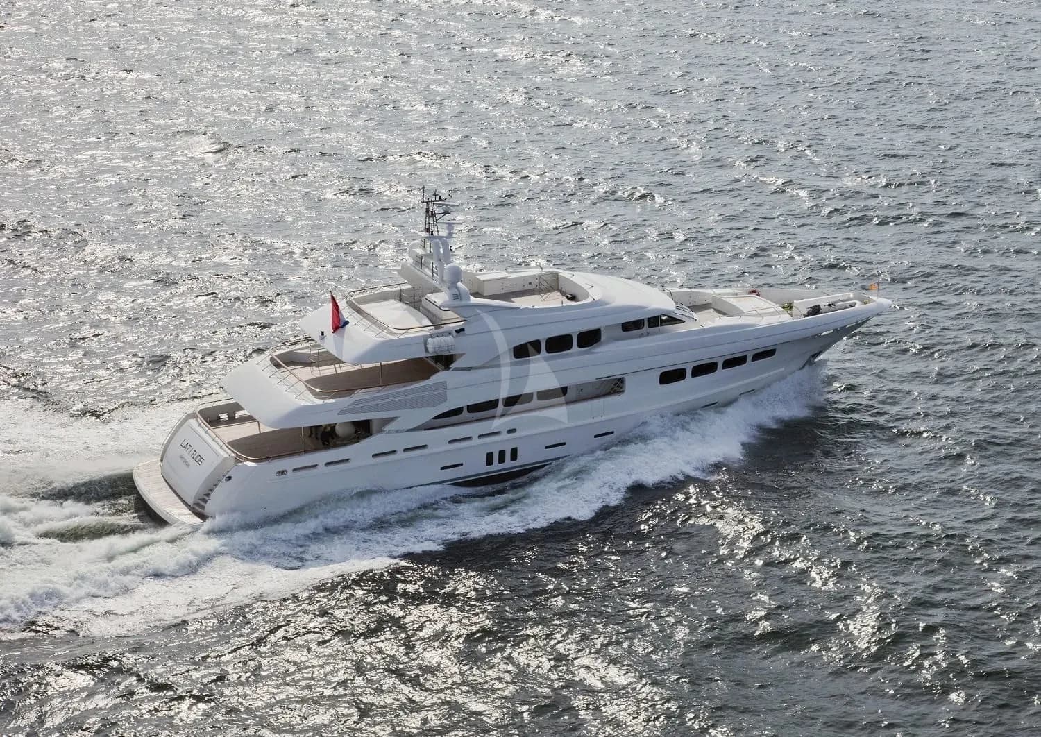 LATITUDE – Exterior