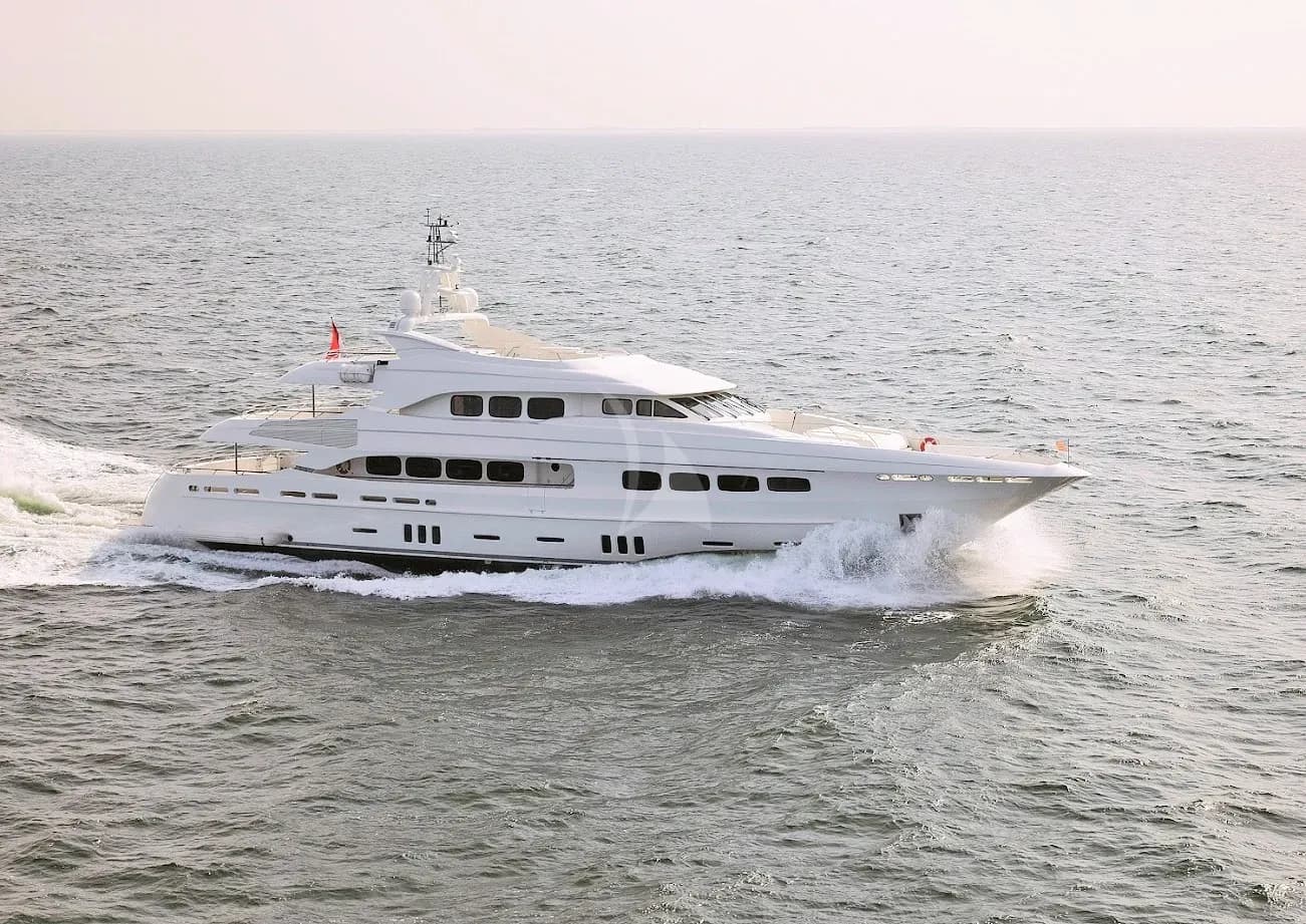 LATITUDE – Exterior