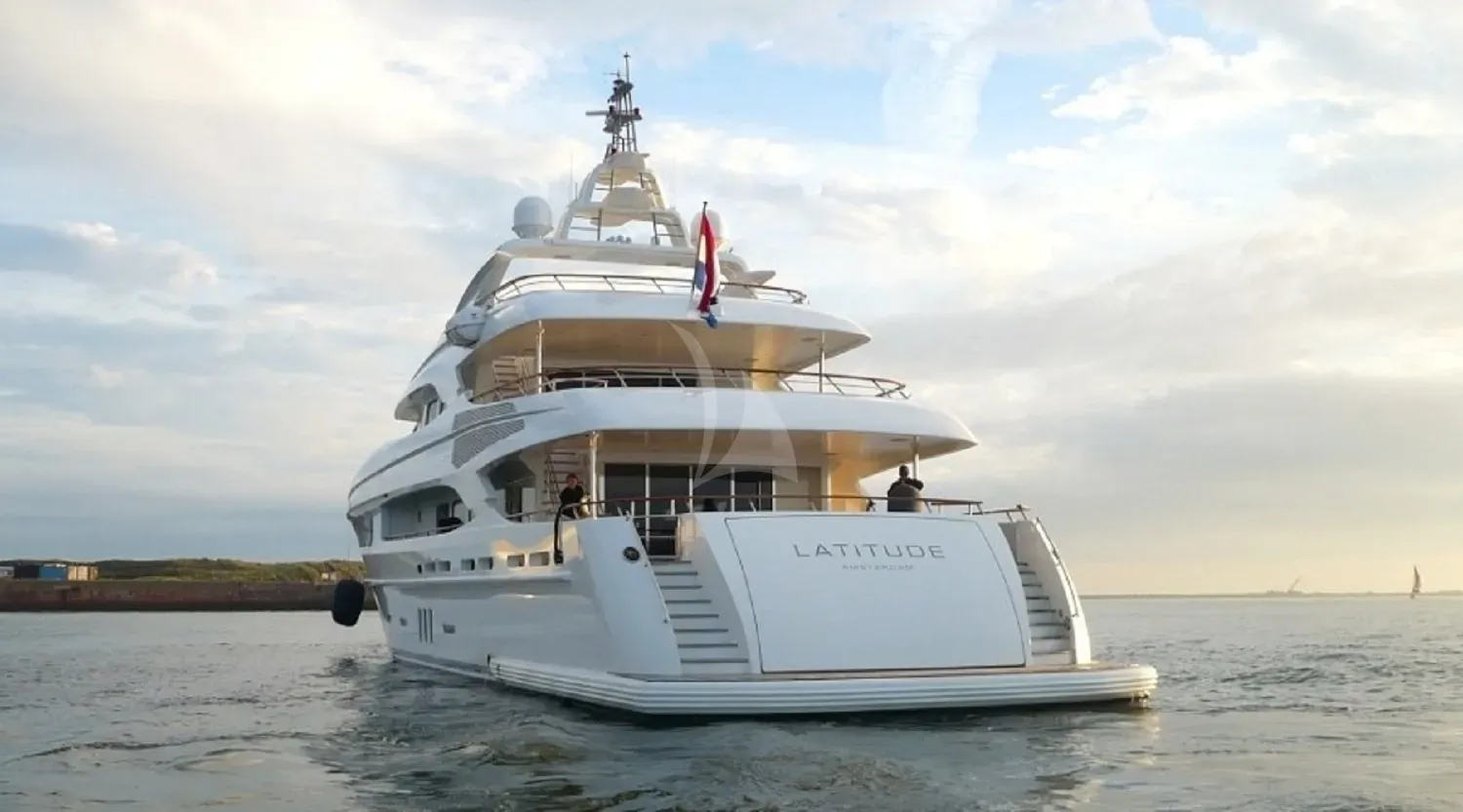LATITUDE – Exterior