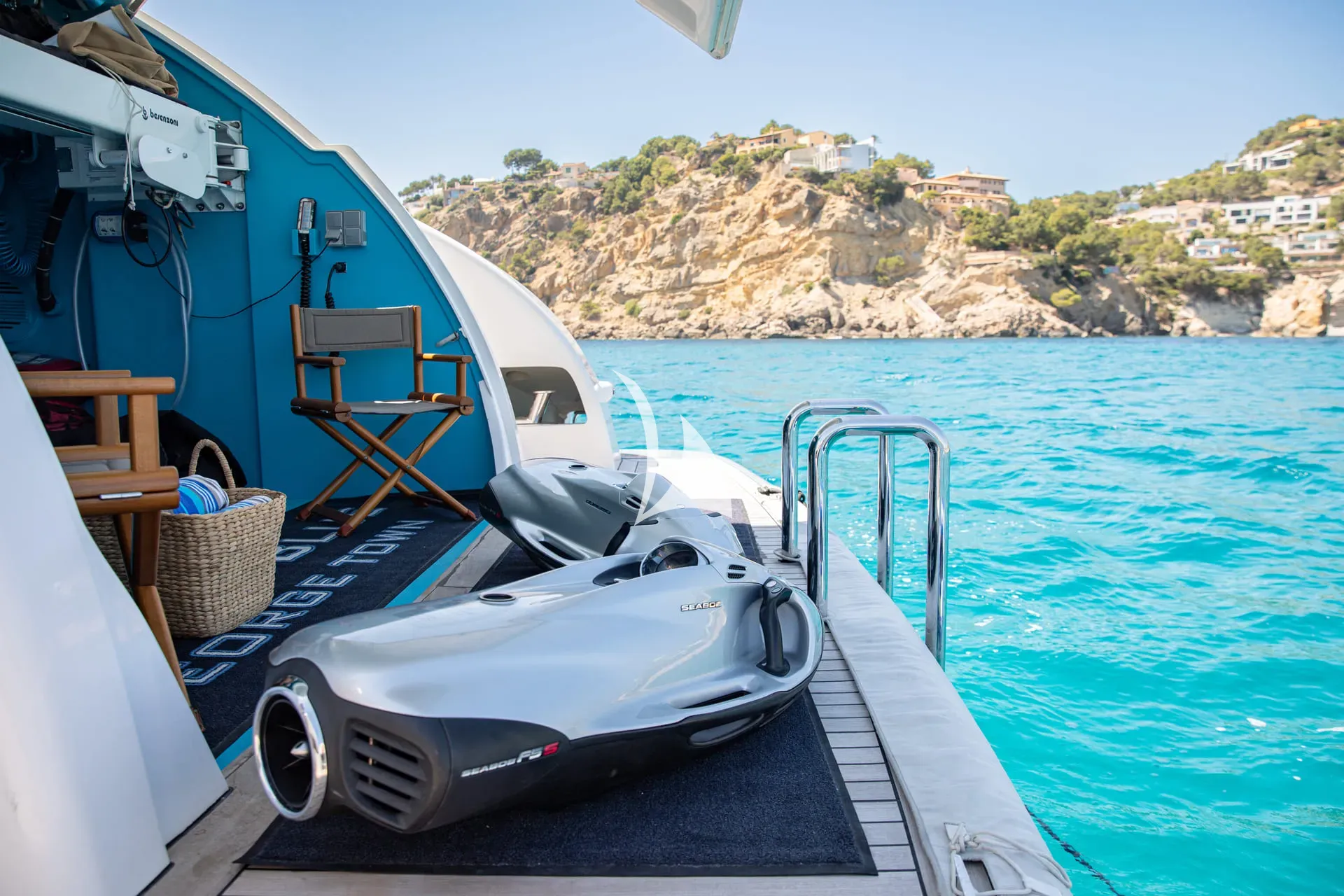 BENITA BLUE – Exterior