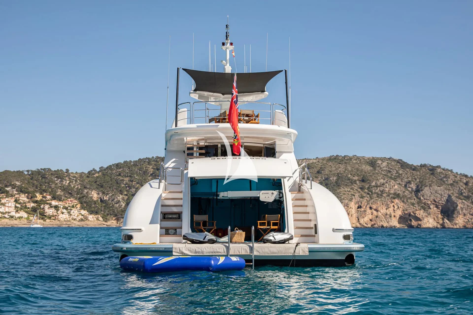 BENITA BLUE – Exterior
