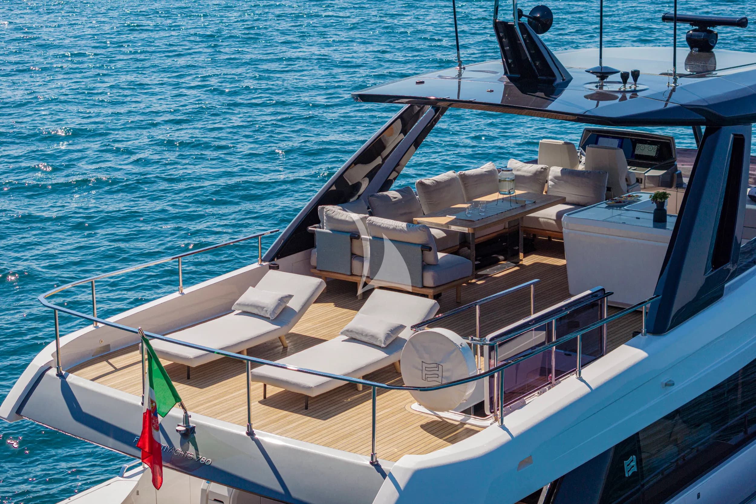 SEA DIAMOND – Exterior