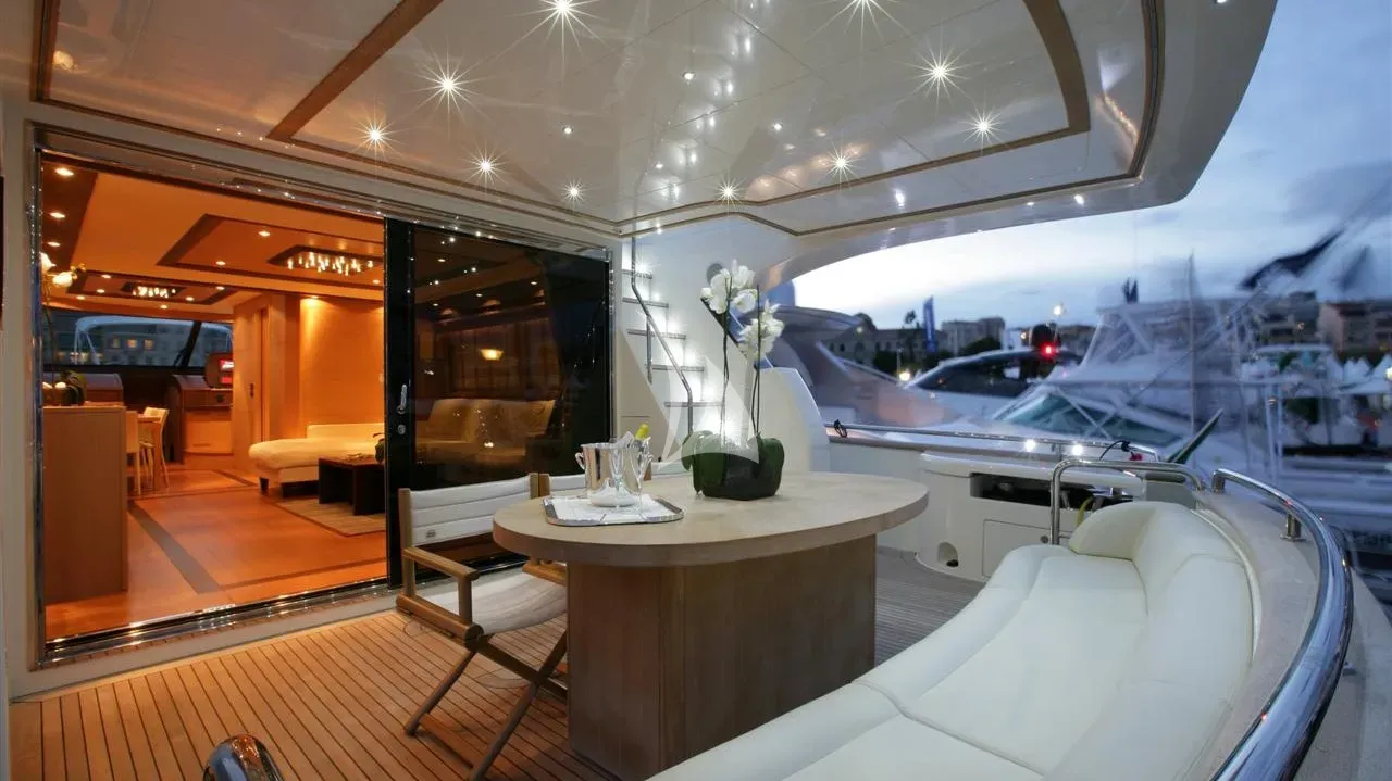 LUKAS – Exterior