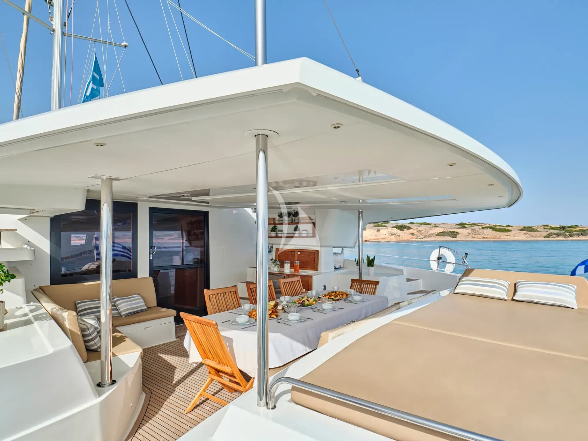 HIGH FIVE – Exterior