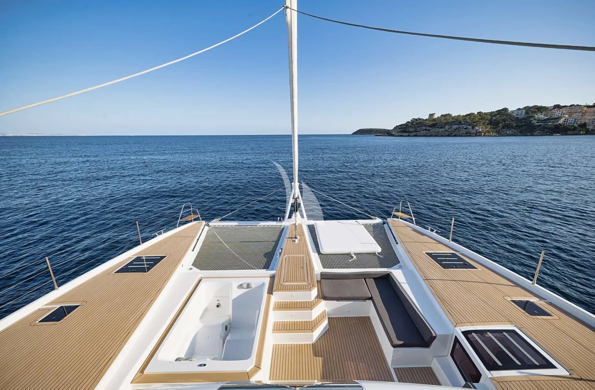 NEOW – Exterior