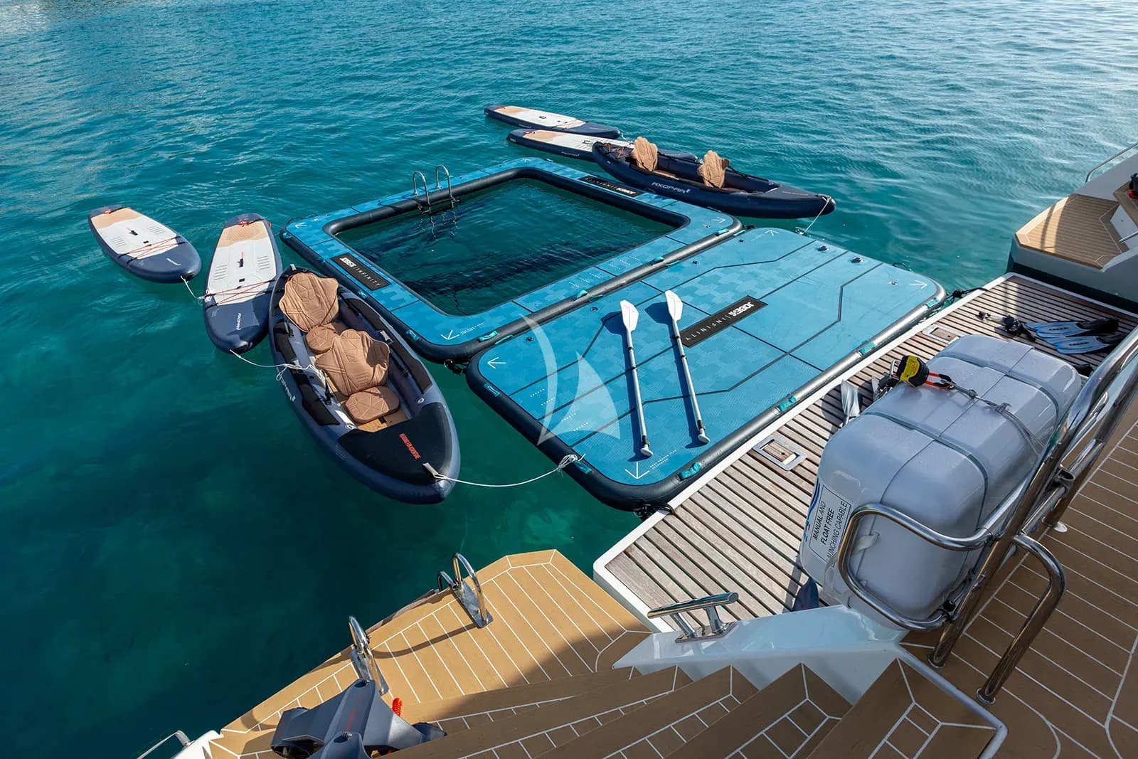 VAGATOR – Exterior
