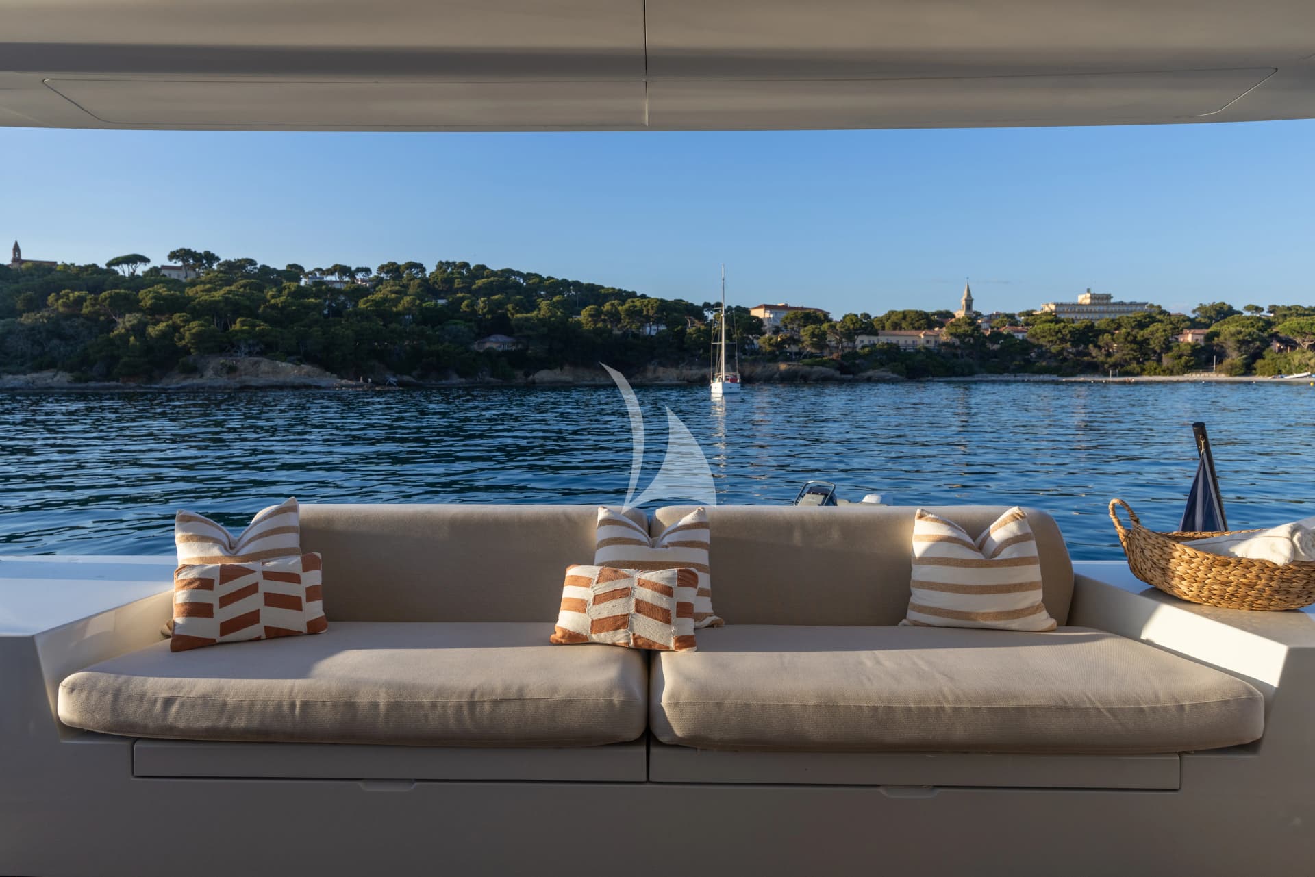 WONDERFUL – Exterior