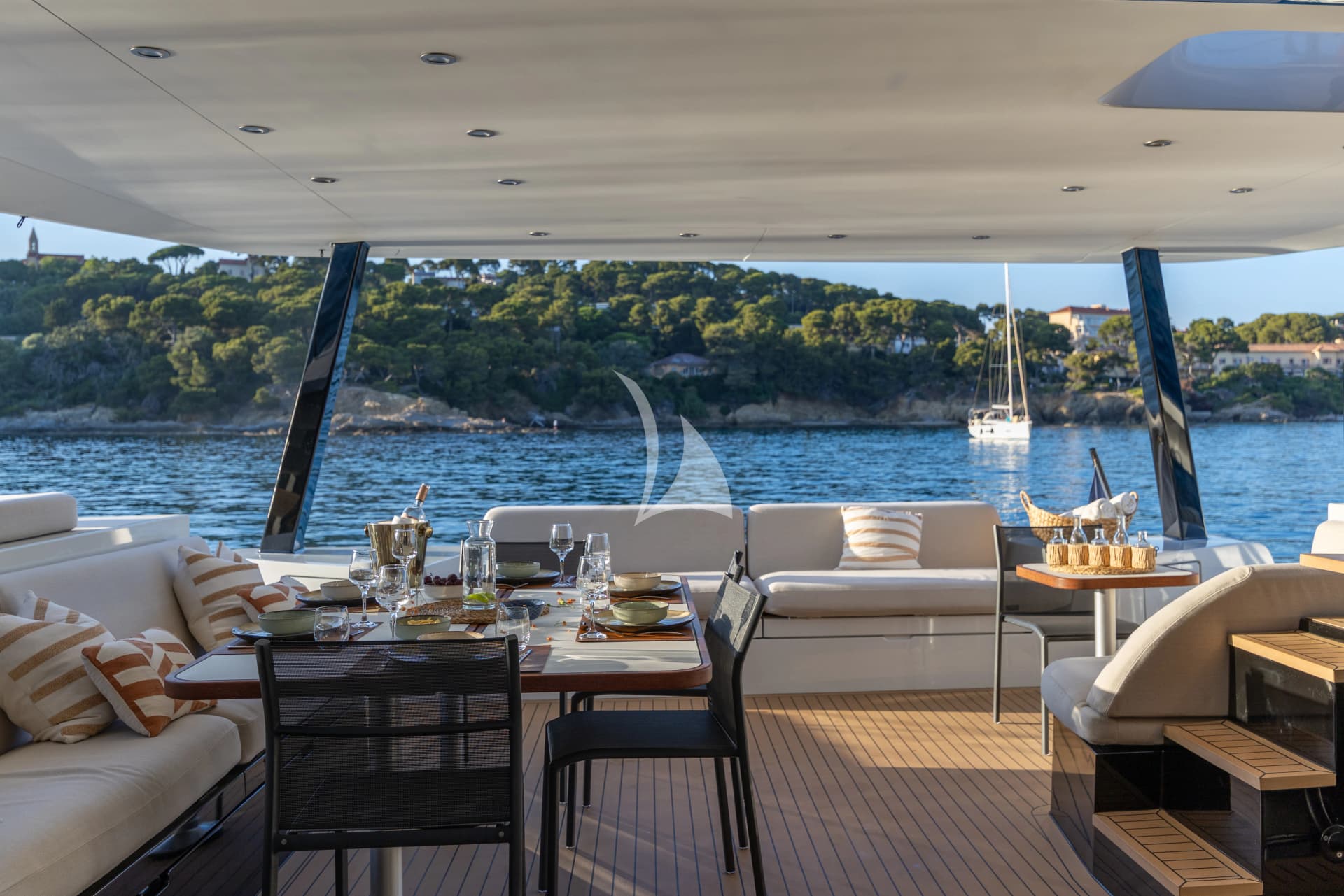 WONDERFUL – Exterior