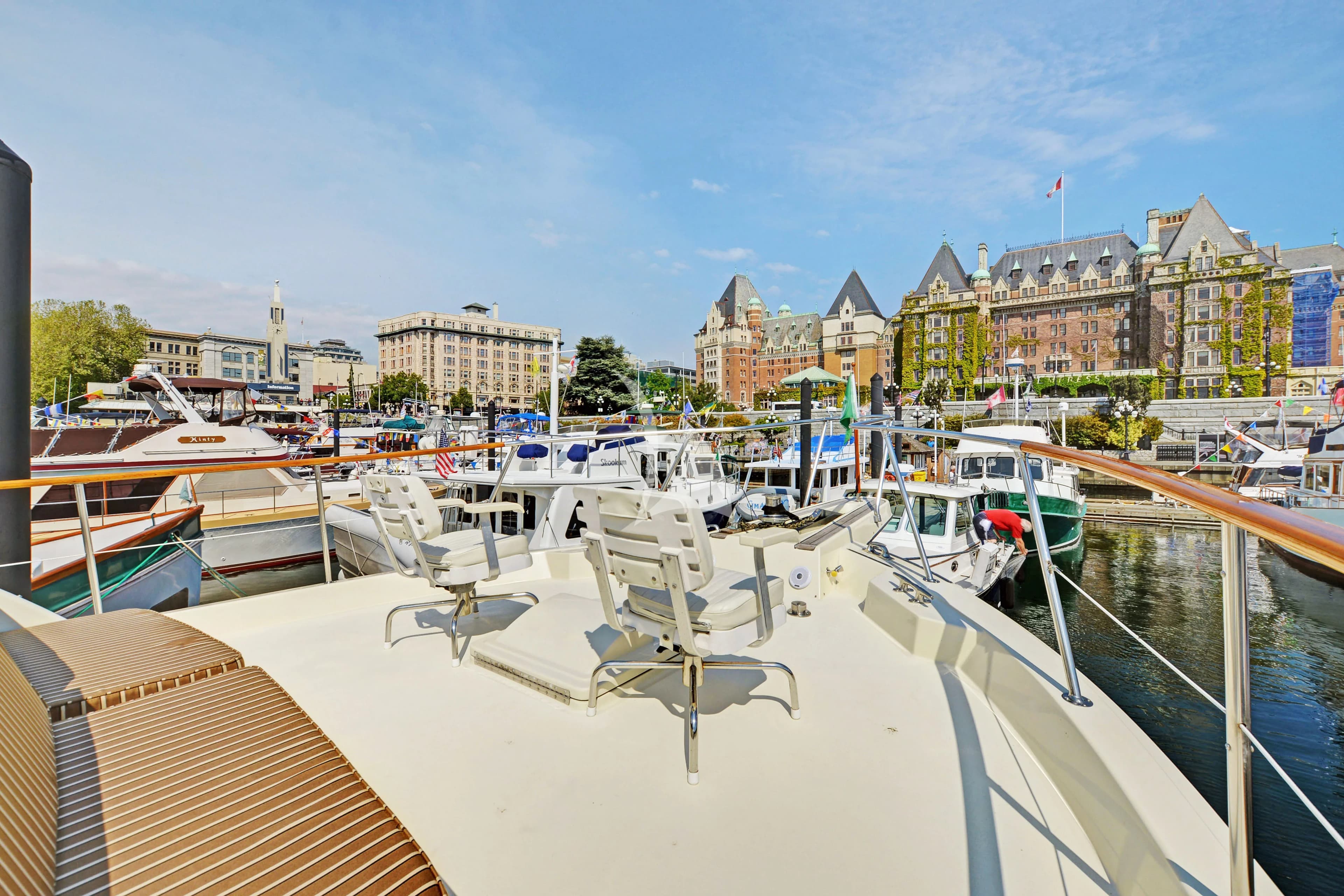 NORTHERN LIGHT – Exterior
