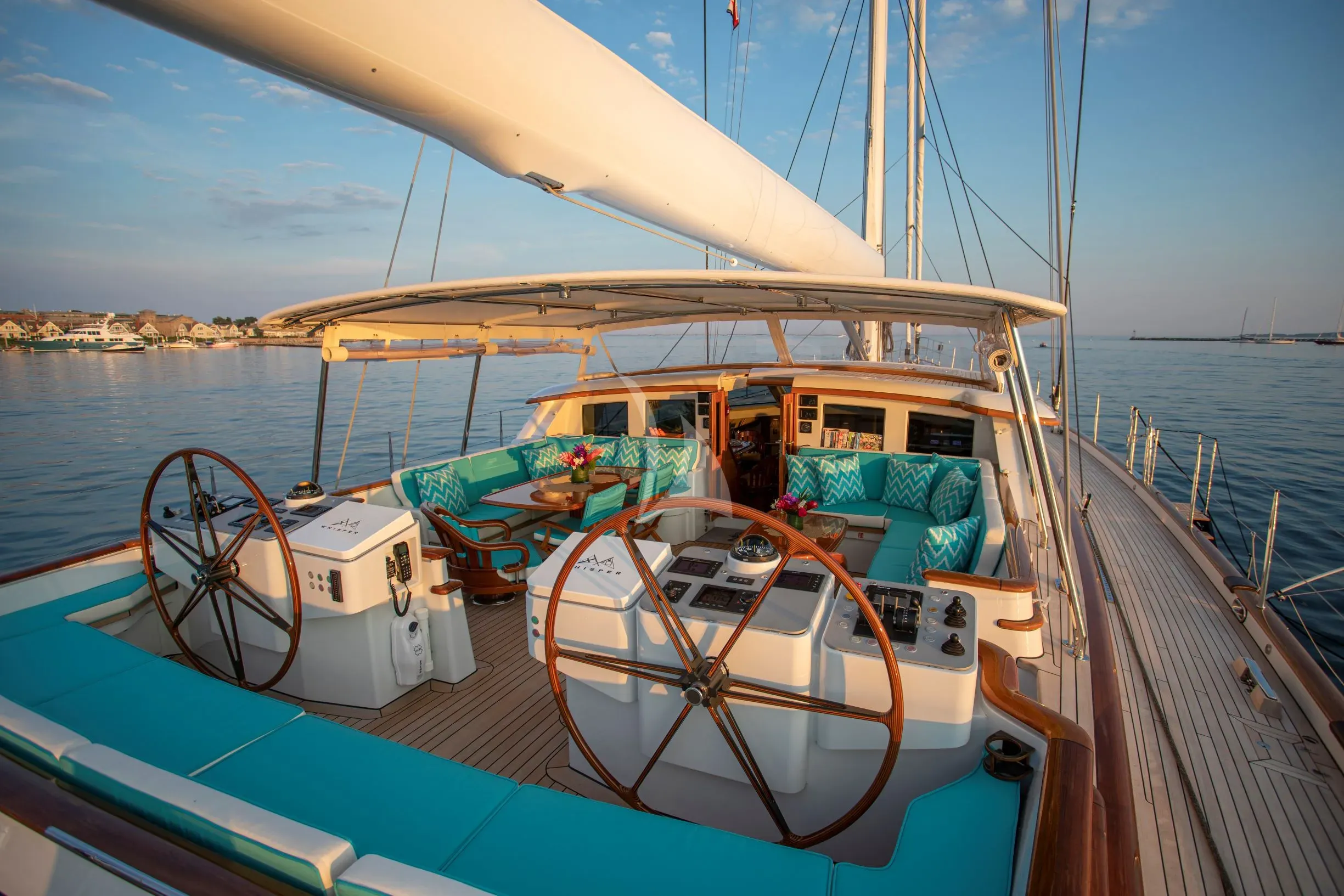 WHISPER – Exterior