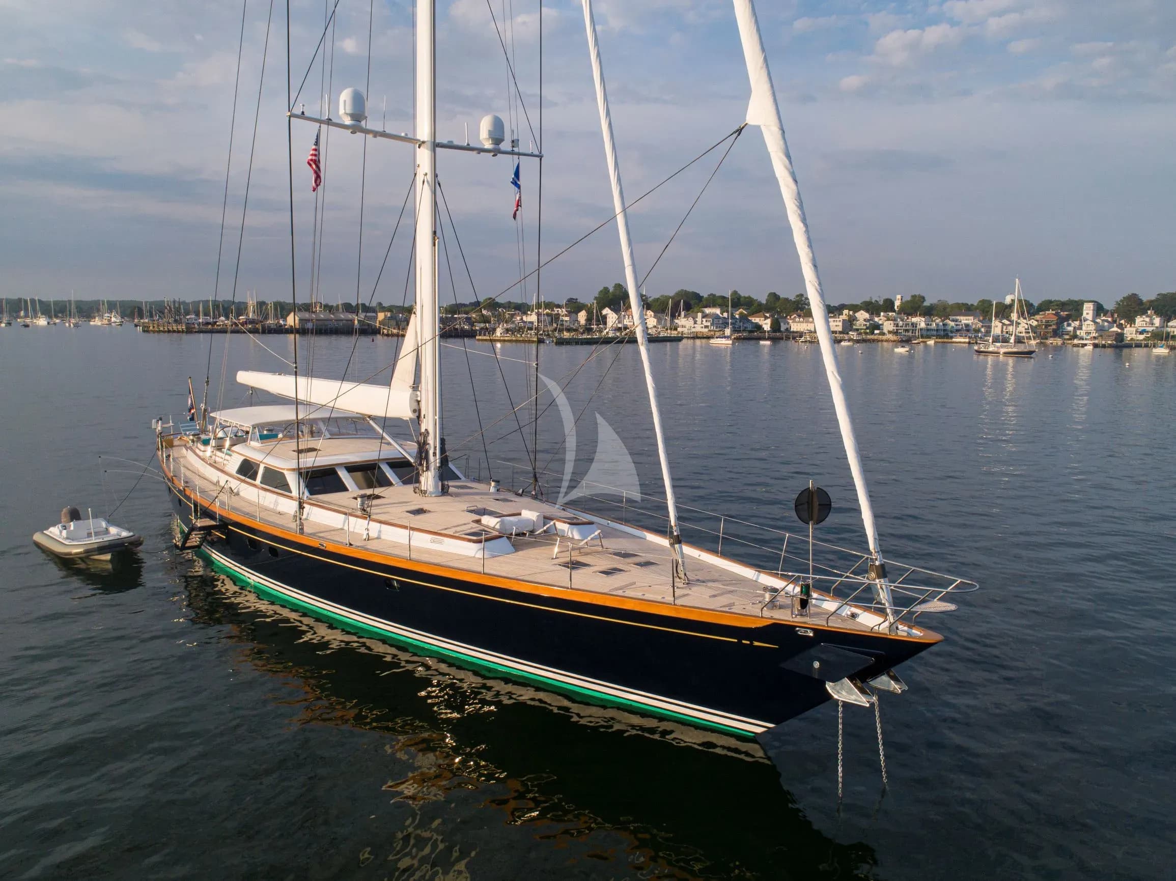 WHISPER – Exterior