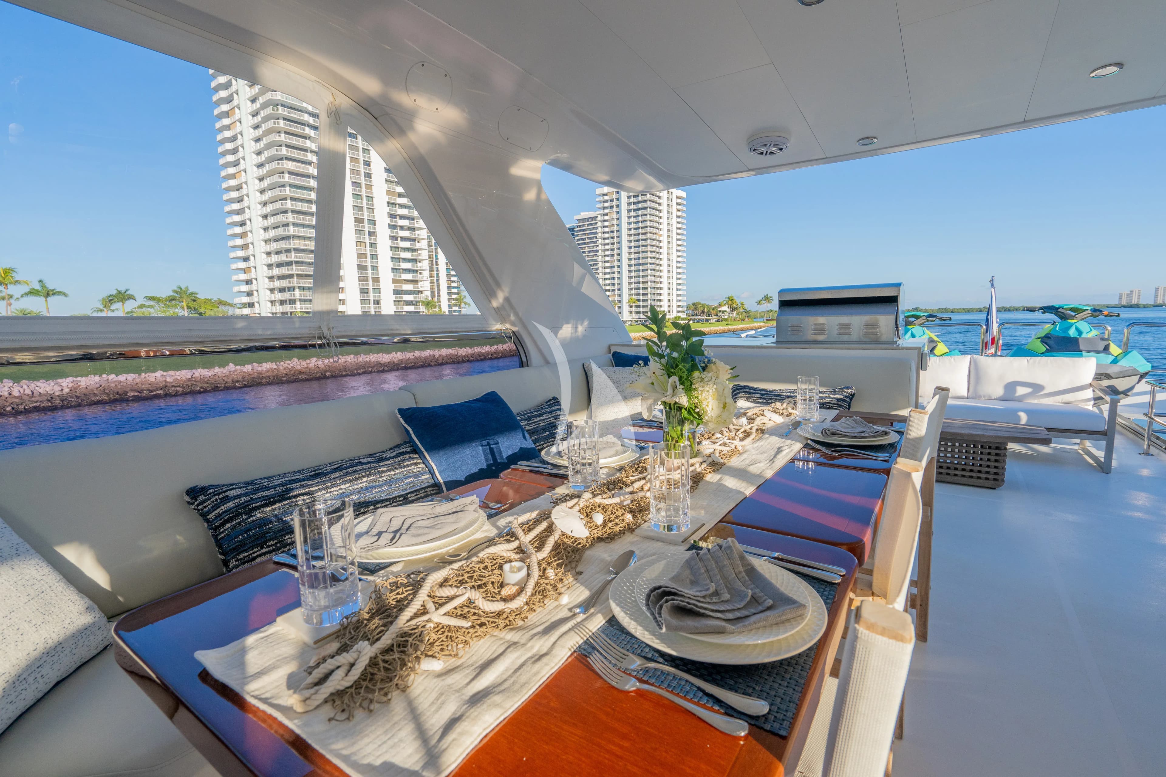 PILOT LOUNGE – Exterior