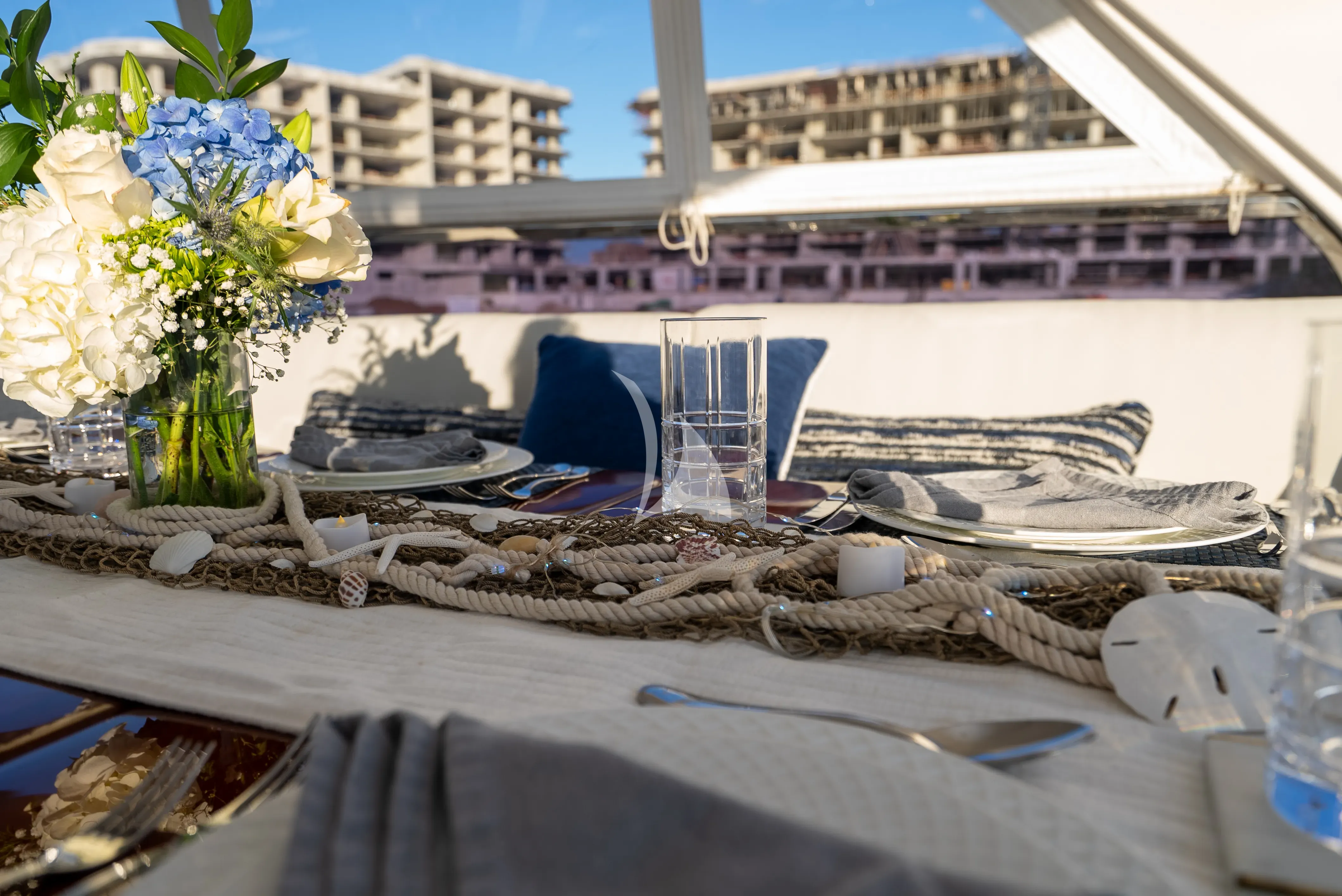 PILOT LOUNGE – Exterior