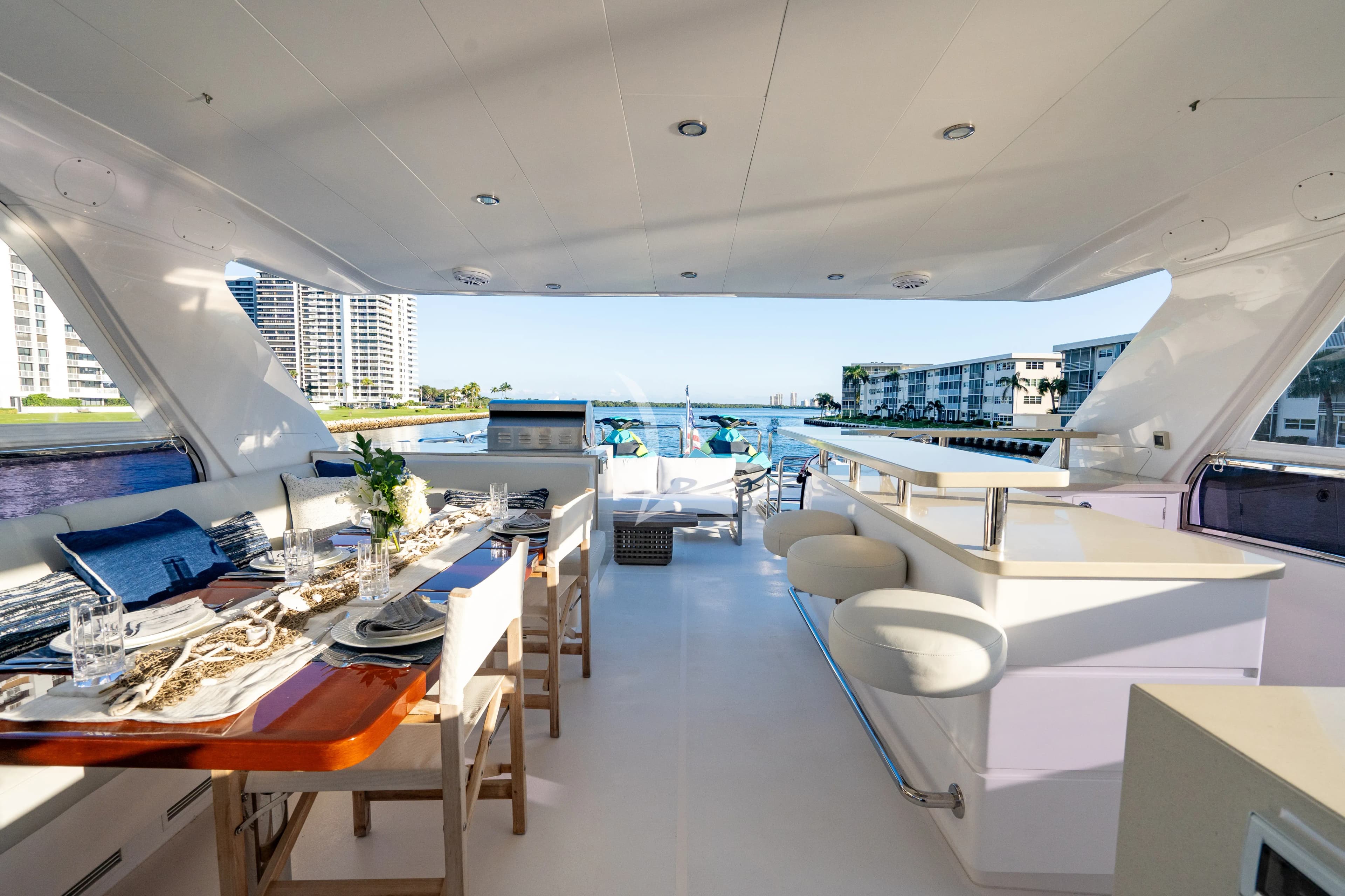 PILOT LOUNGE – Exterior