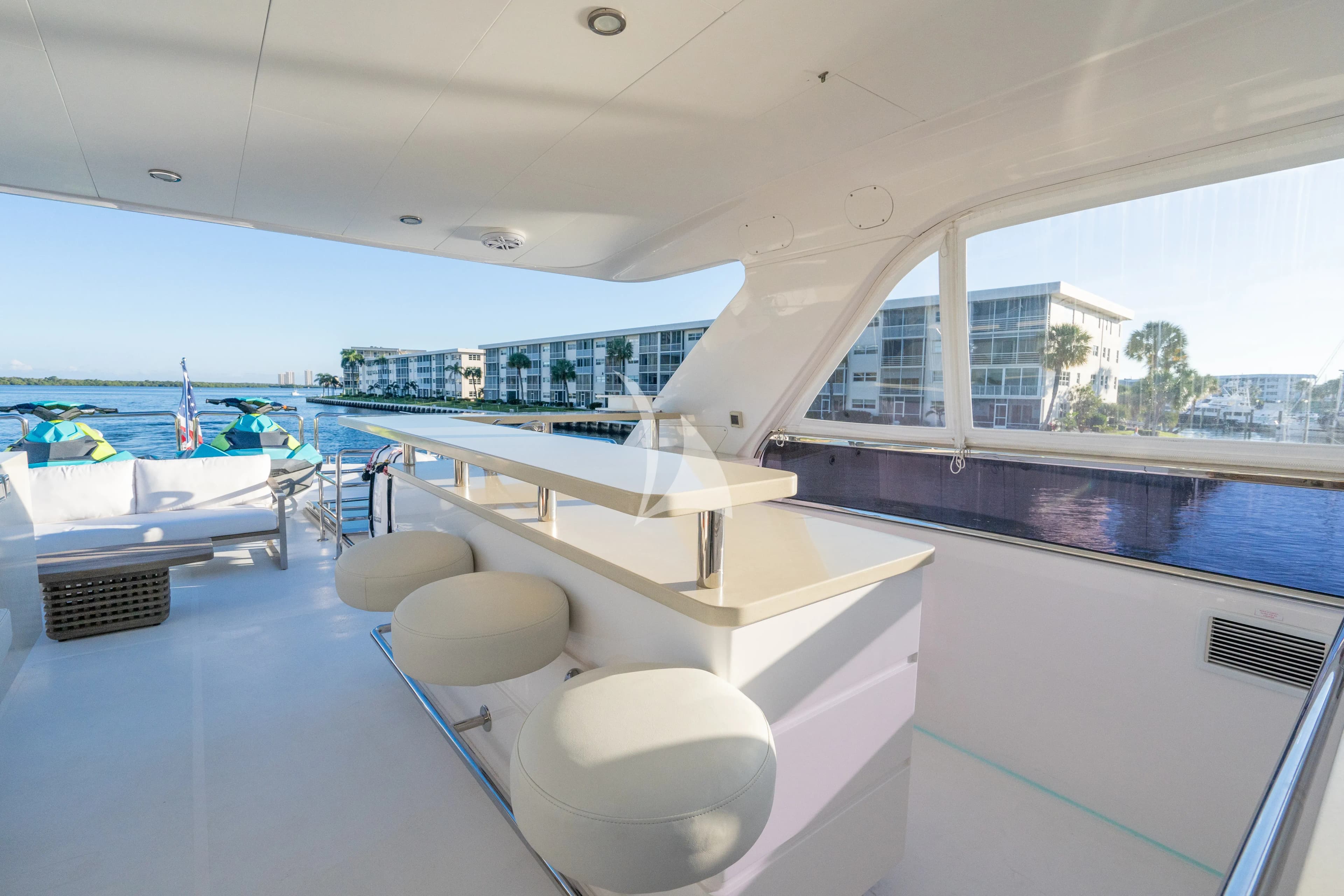 PILOT LOUNGE – Exterior