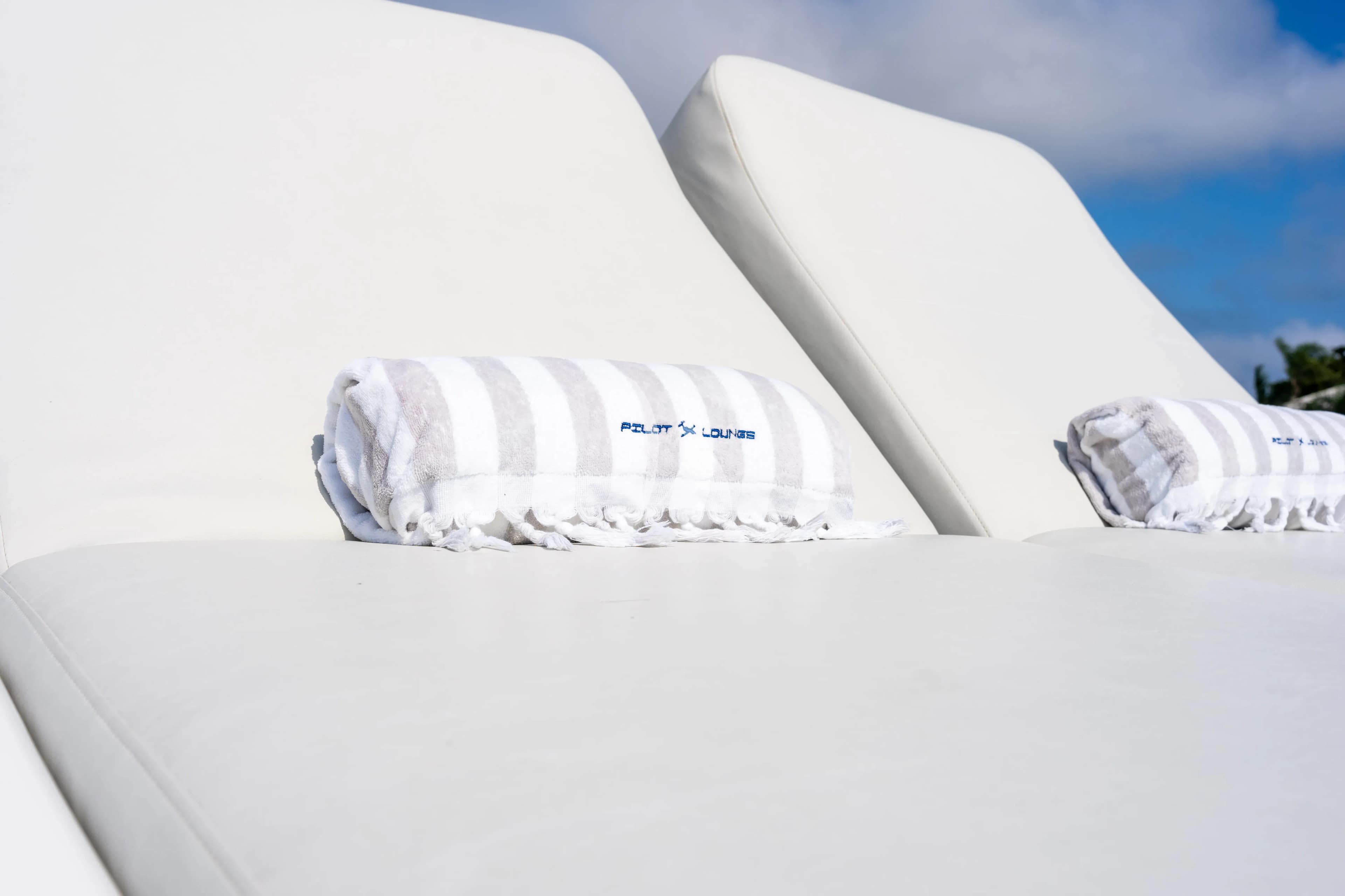 PILOT LOUNGE – Exterior