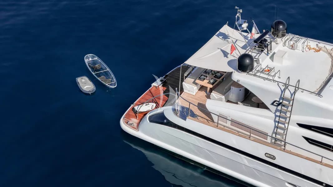 GOLDFINGER – Exterior