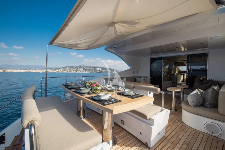 GOLDFINGER – Exterior