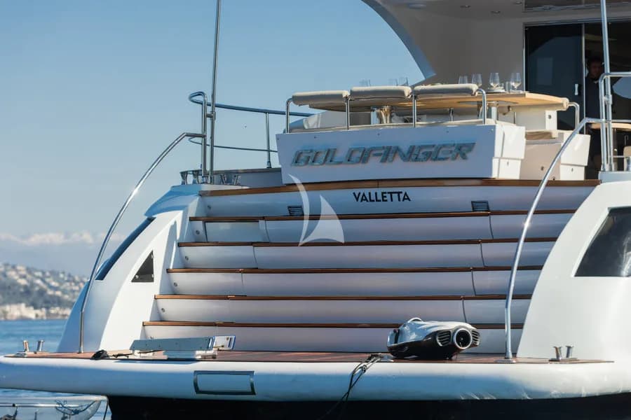 GOLDFINGER – Exterior