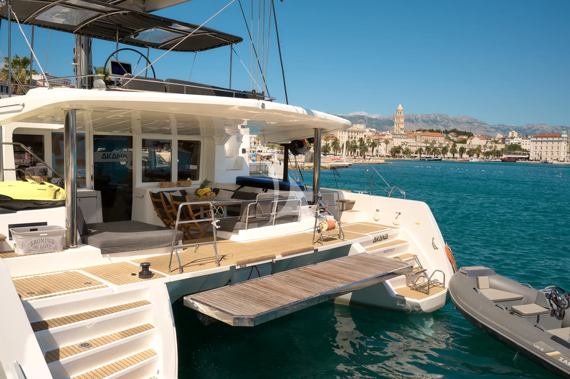 AKANA – Exterior