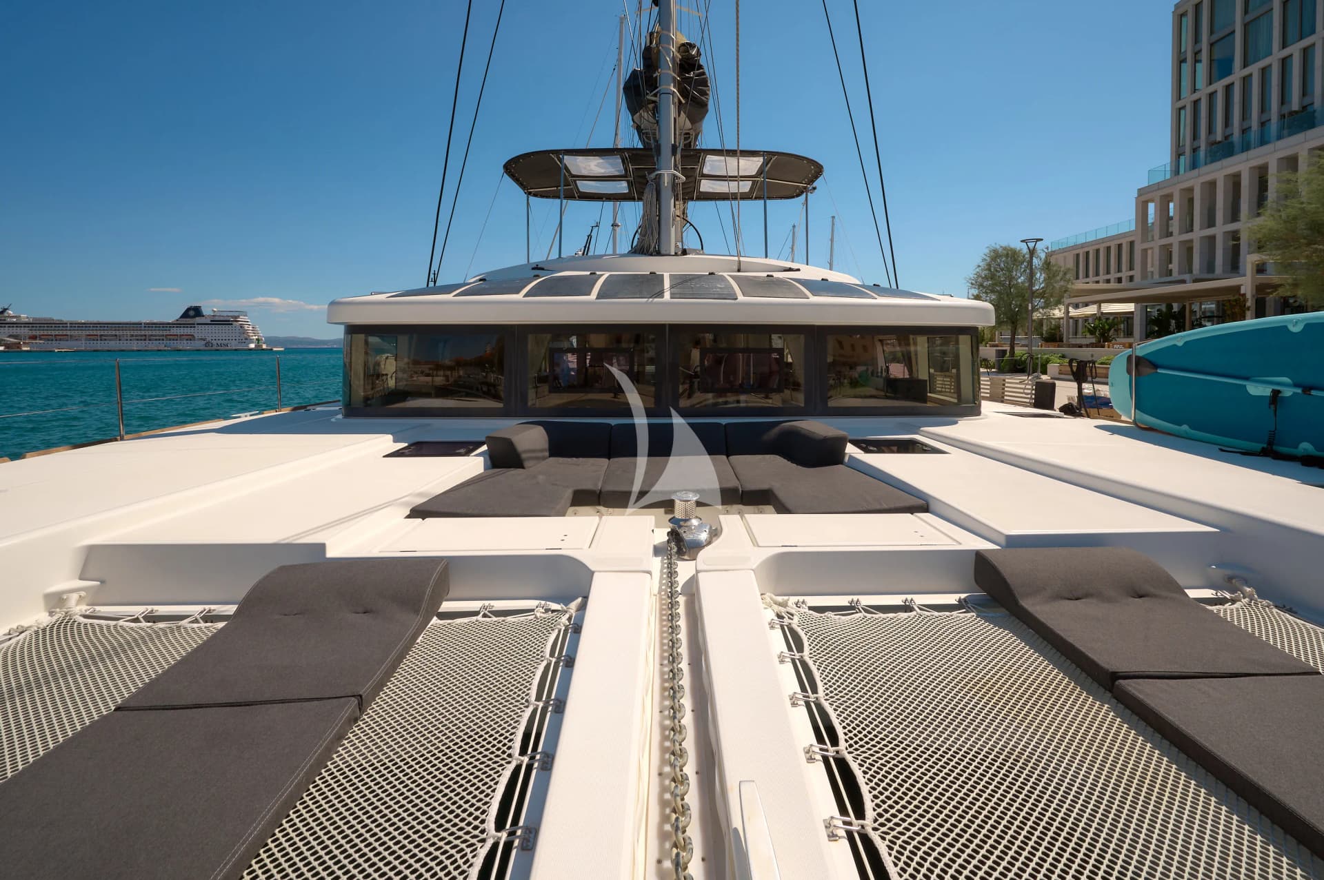 AKANA – Exterior