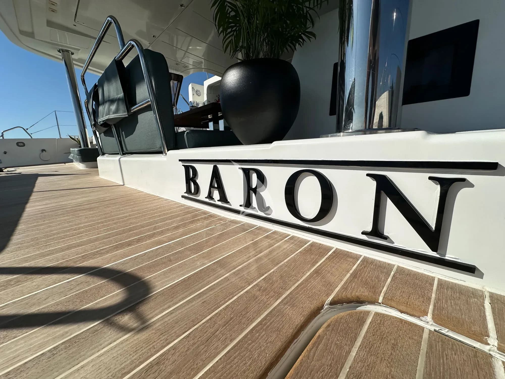 BARON – Exterior