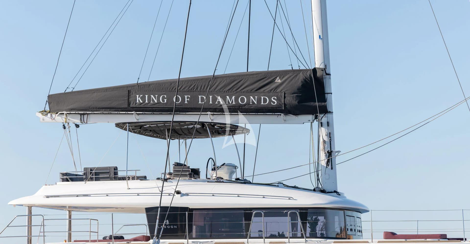 KING OF DIAMONDS – Exterior